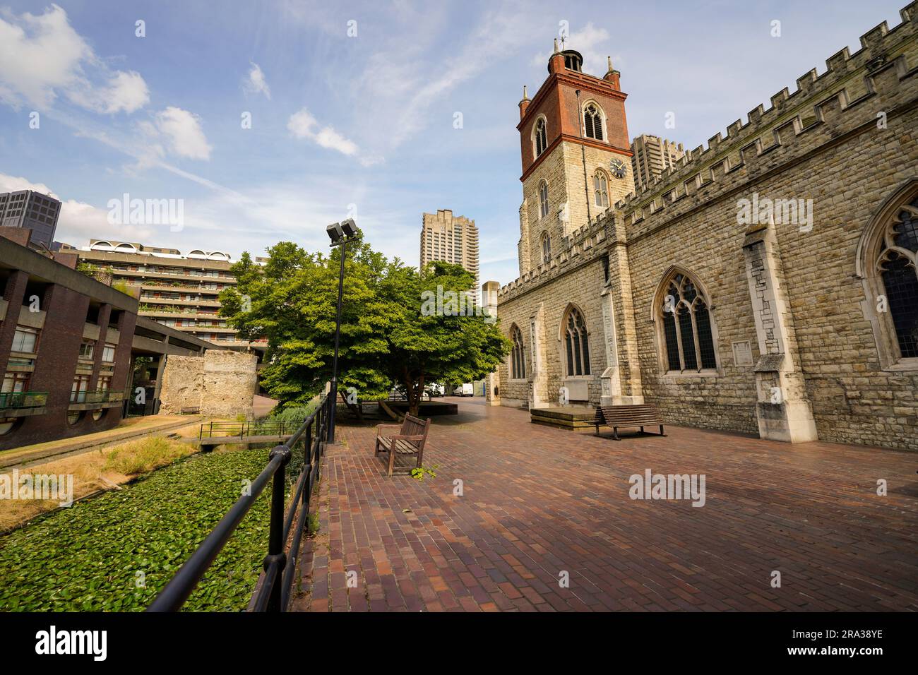 Die Barbikanische Kirche, St. Giles' Cripplegate Kirche, auch bekannt als St. Giles ohne Cripplegat, ist eine historische mittelalterliche Kirche im Barbican Komplex. Stockfoto