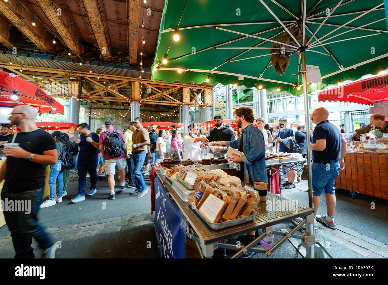 Borough Market ist ein lokaler Open-Air-Lebensmittelmarkt, eine Lebensmittelhalle mit grünen Lebensmittelgeschäften und frisch zubereiteten Mahlzeiten zum Mitnehmen. Top Touristenattraktion. Stockfoto