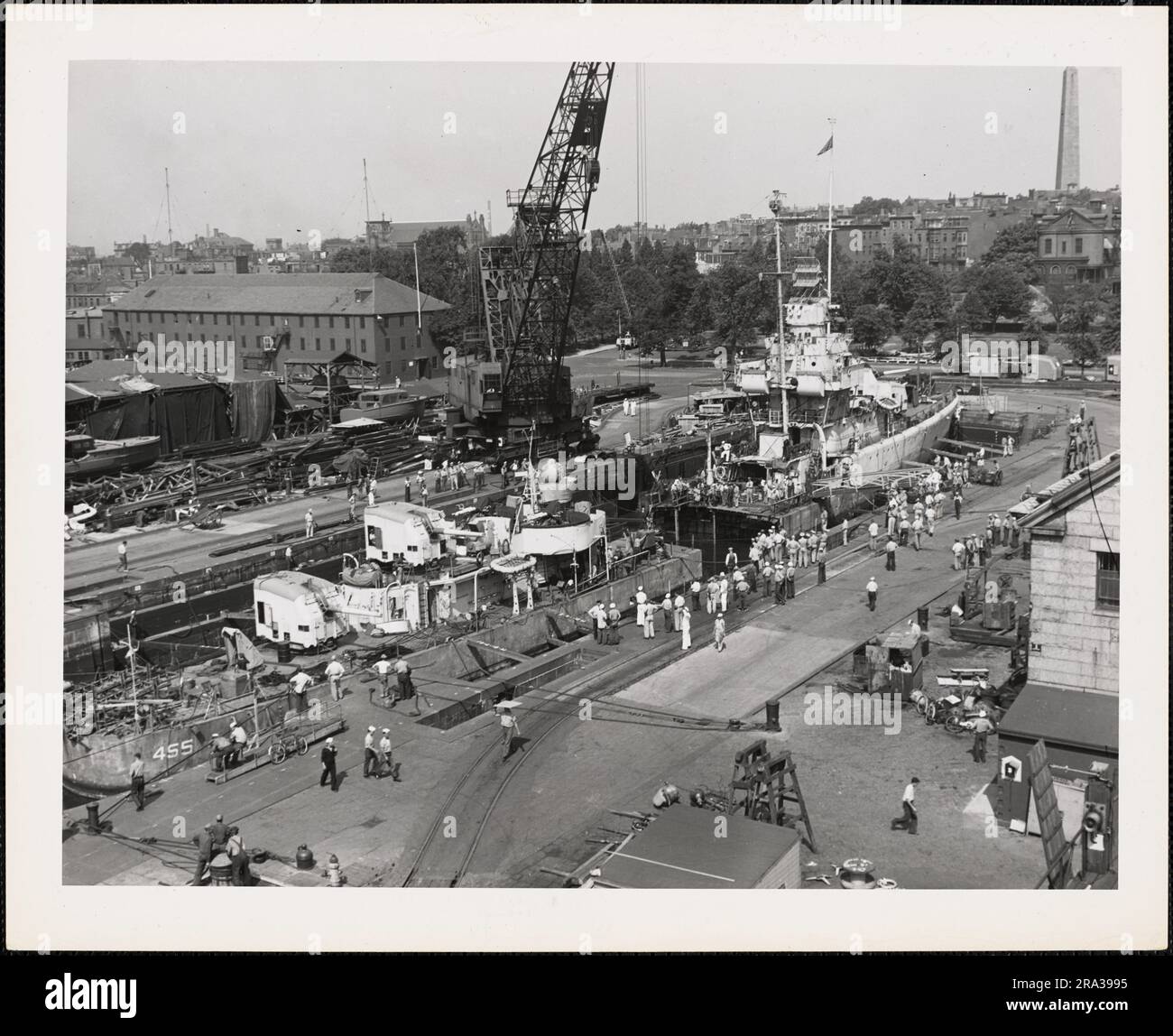 USS Hambleton (DD-455), nachdem sie in Dry Dock Nr. 1, Boston Navy Yard, Boston, Massachusetts, in zwei Hälften geschnitten wurde. Dieser Artikel ist ein Foto der USS Hambleton, die in zwei Hälften geschnitten wurde, während sie im Trockendock Nr. 1 für Reparaturen am Boston Navy Yard liegend war. Am 11. November 1942 erlitt Hambleton durch den Torpedoangriff des deutschen U-173 in Französisch-Marokko, der Reparaturen erforderlich machte. Danach wurde sie von einem Zerstörer (DD-455) zu einem Hochgeschwindigkeits-Minenräumer (DMS-20) umgebaut. Die USS Hambleton verdiente sieben Kampfsterne für ihren Zweiten Weltkrieg. 1943-01-01T00:00:00. Nordostregion (Boston Stockfoto