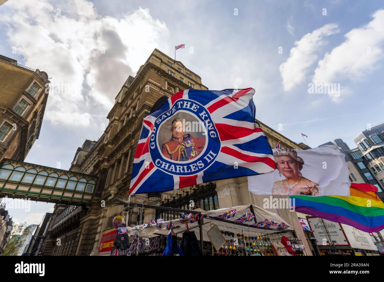 Karl III. Krönungswoche in London. König Karl III., Königin Elizabeth II., Gewerkschaftsflaggen, britische Flaggen winken in einem Souvenirladen in Westminster. Stockfoto