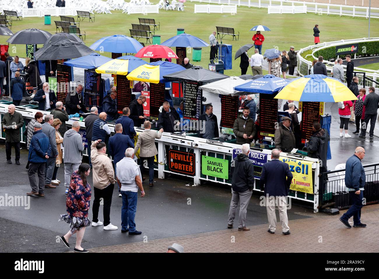 Die Rennfahrer platzieren Wetten am zweiten Tag des Seaton Delaval Northumberland Plate Festivals auf der Rennbahn Newcastle Upon Tyne. Foto: Freitag, 30. Juni 2023. Stockfoto