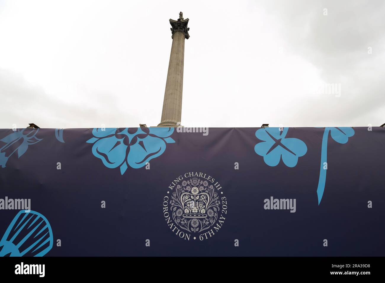 Dekorationen der Krönungswoche am Trafalgar Square in London. König Karl III. Krönungsbanner mit dem Krönungssiegel schmücken den berühmten Platz. Stockfoto