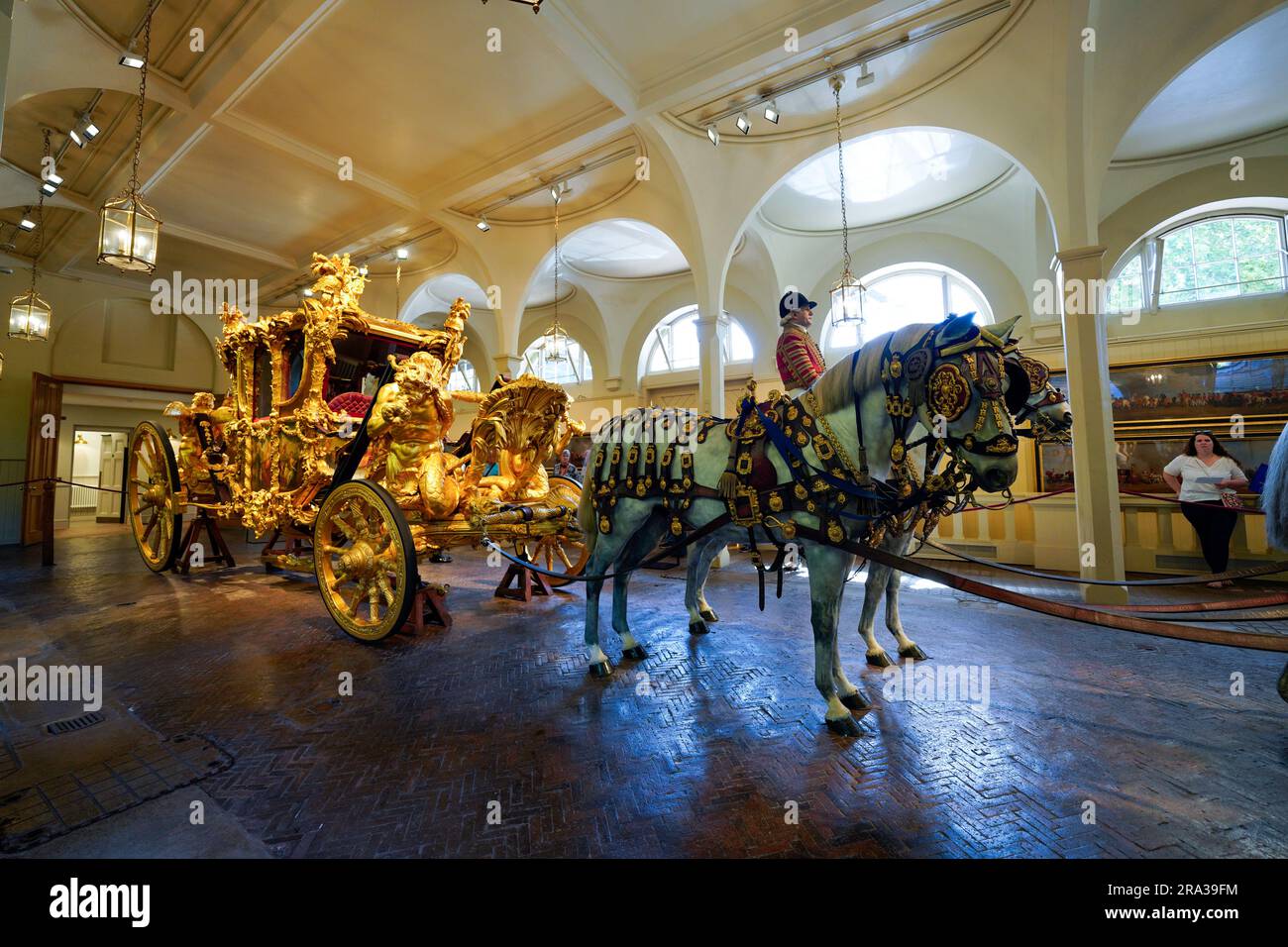 König Charles' Kutsche, Kutsche, ist ausgestellt im Royal Mews. Der Royal Gold State Coach wird seit 1831 bei jeder Krönung eingesetzt. Stockfoto