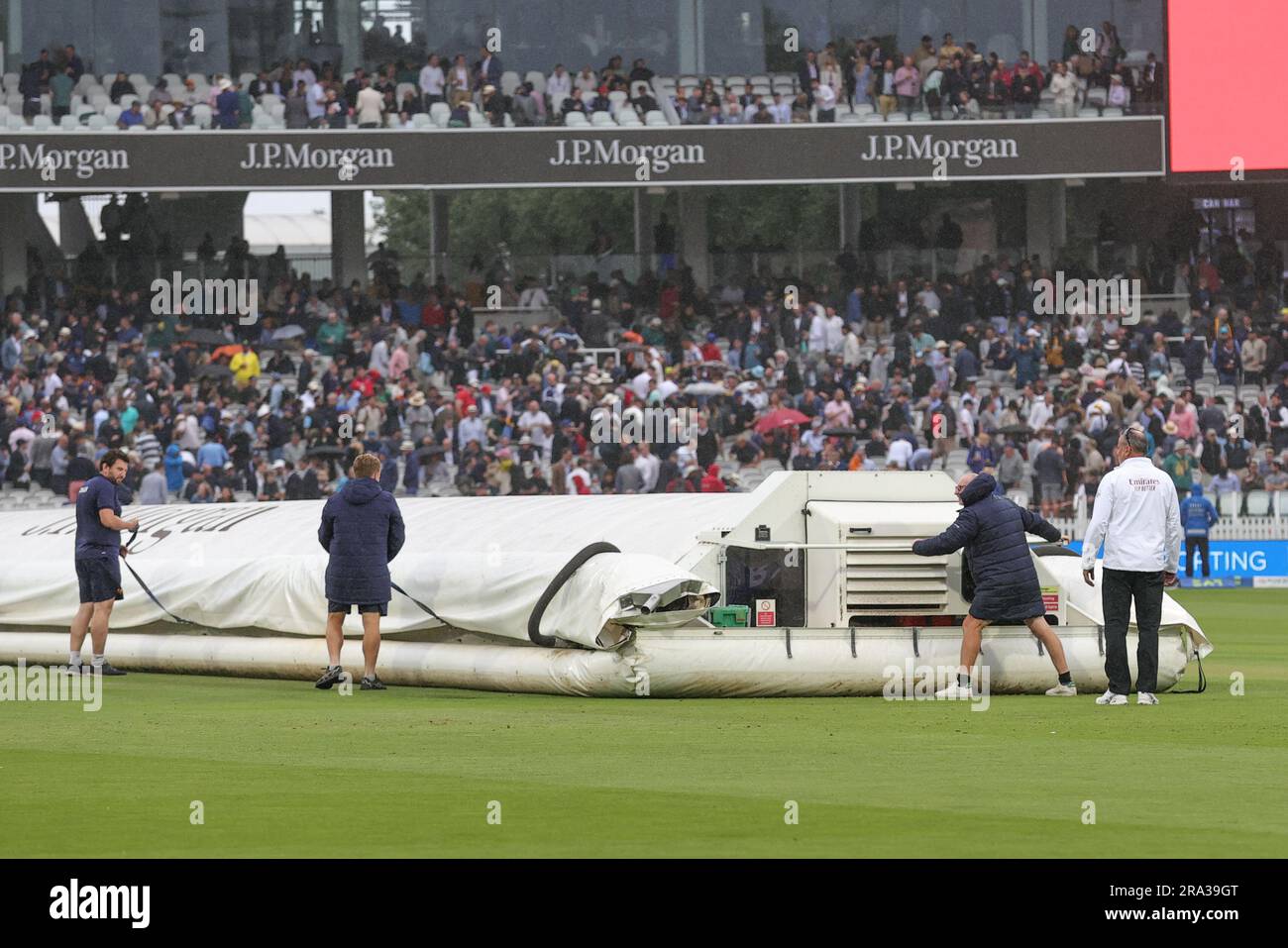 Die Titelseiten erscheinen als Regenpausen während der LV= Insurance Ashes Test Series Second Test Day 3 England gegen Australia at Lords, London, Großbritannien, 30. Juni 2023 (Foto von Mark Cosgrove/News Images) Stockfoto