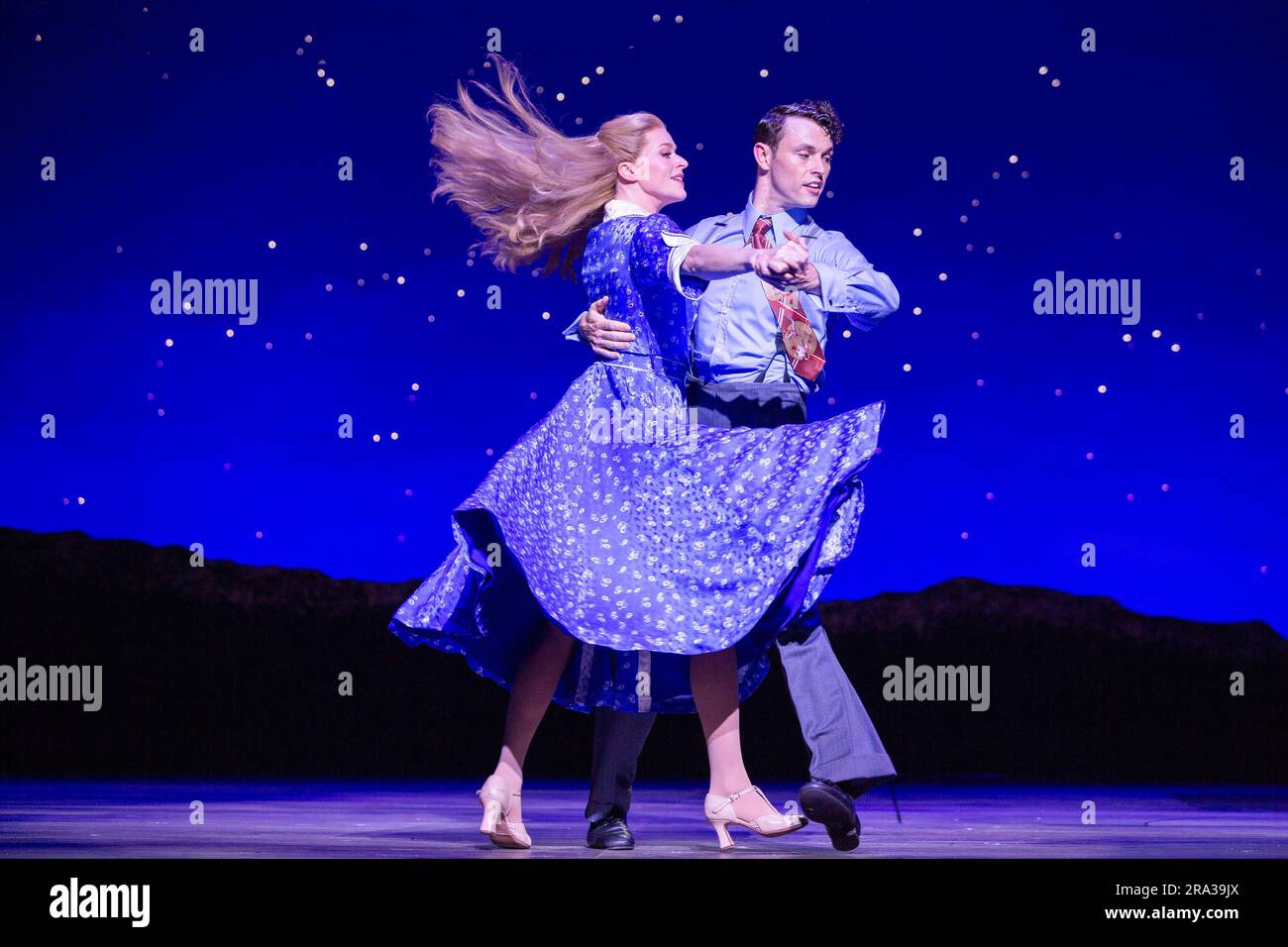 Carly Anderson (Polly Baker), Charlie Stemp (Bobby Child) in CRAZY FOR YOU in CRAZY FOR YOU im Gillian Lynne Theatre, London WC2 03/07/2023 A Chichester Festival Theatre 2022 Produktion Musik & Texte: George & Ira Gershwin Buch: Ken Ludwig Co-Concept von Ken Ludwig & Mike Ockrent Design: Beowulf Boritt Kostüme: William Ivey Long Lighting: Ken Billington Choreographie & Direction: Susan Stroman Stockfoto