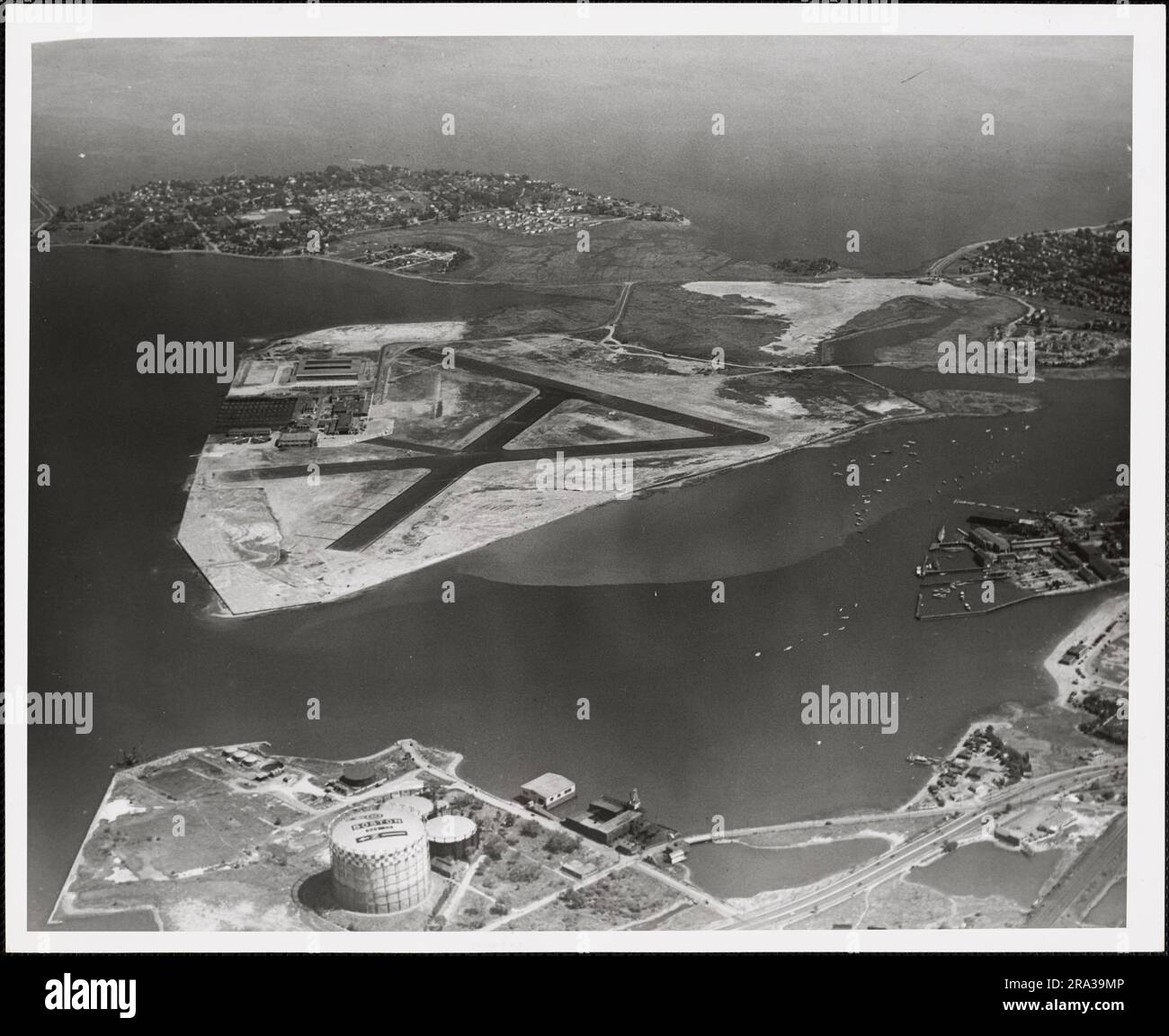 Blick von Westen in 3.000 m Höhe, Naval Reserve Aviation Base, SQUANTUM, Massachusetts. 1941-08-11T00:00:00. Stockfoto