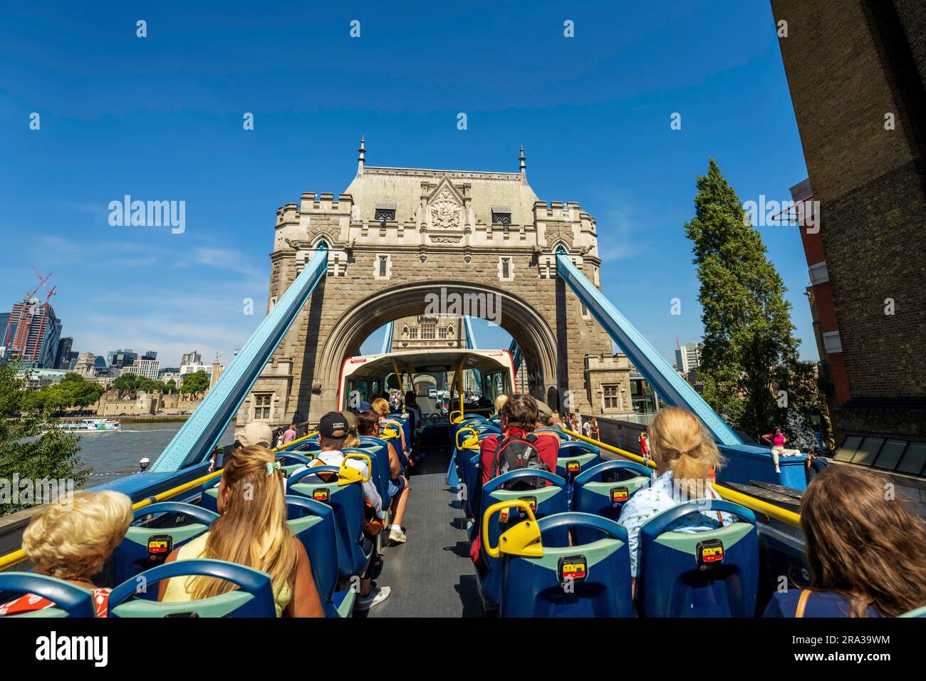 Touristenbus auf der Tower Bridge in London. Der Doppeldeckerbus mit offenem Oberdeck ist die beste Möglichkeit, Londons Wahrzeichen zu sehen, die Skyline und das Stadtbild zu genießen. Stockfoto