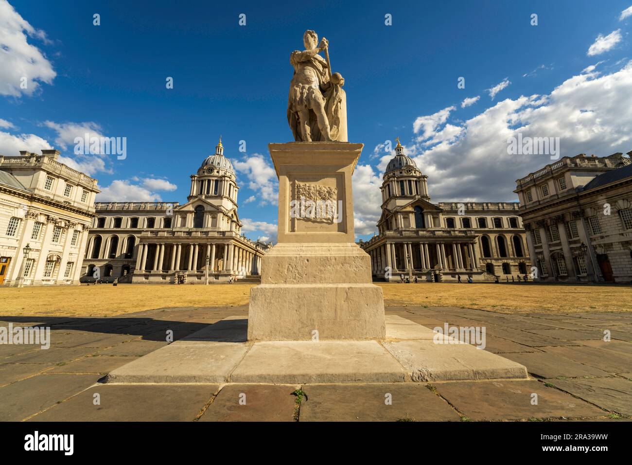 Grand Square mit King George II. Statue in Greenwich. Heimat des Royal Observatory, Old Royal Naval College, Queen's House Kunstgalerie und mehr. Stockfoto