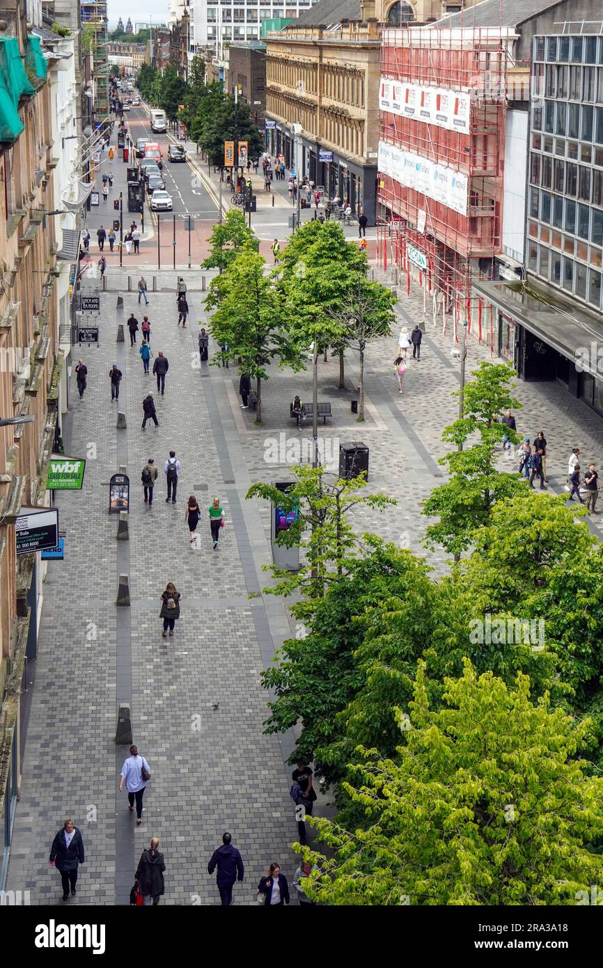 Hohe Aussicht nach Westen auf Sauchiehall Street, Glasgow mit Fußgängerzone und Zufahrtsstraße, Schottland, Großbritannien Stockfoto