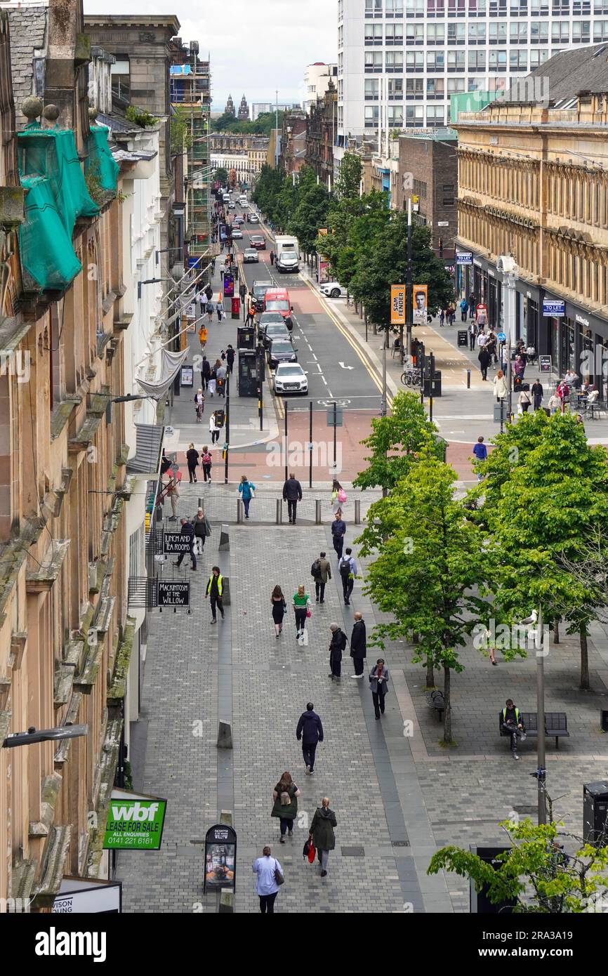 Hohe Aussicht nach Westen auf Sauchiehall Street, Glasgow mit Fußgängerzone und Zufahrtsstraße, Schottland, Großbritannien Stockfoto