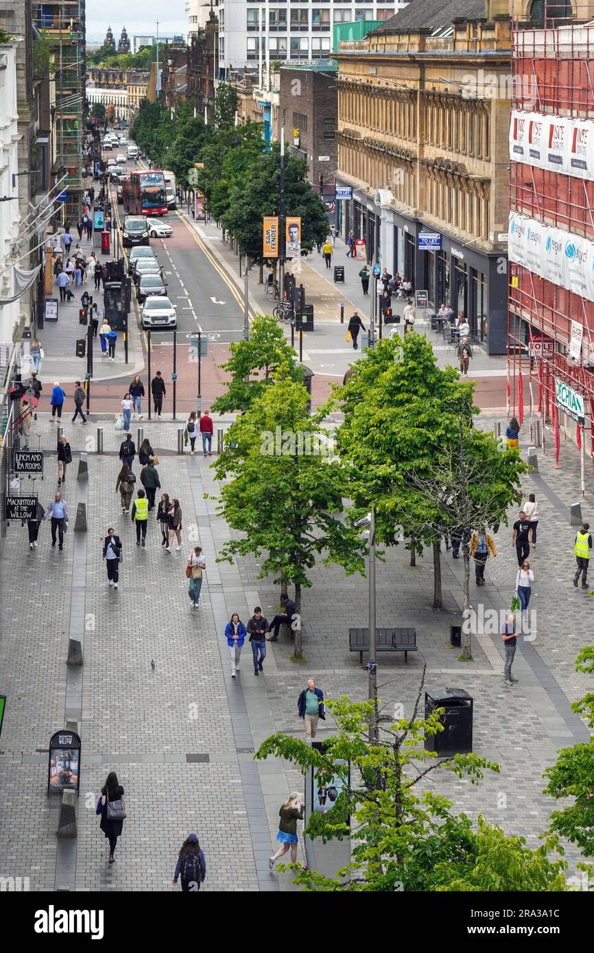 Hohe Aussicht nach Westen auf Sauchiehall Street, Glasgow mit Fußgängerzone und Zufahrtsstraße, Schottland, Großbritannien Stockfoto