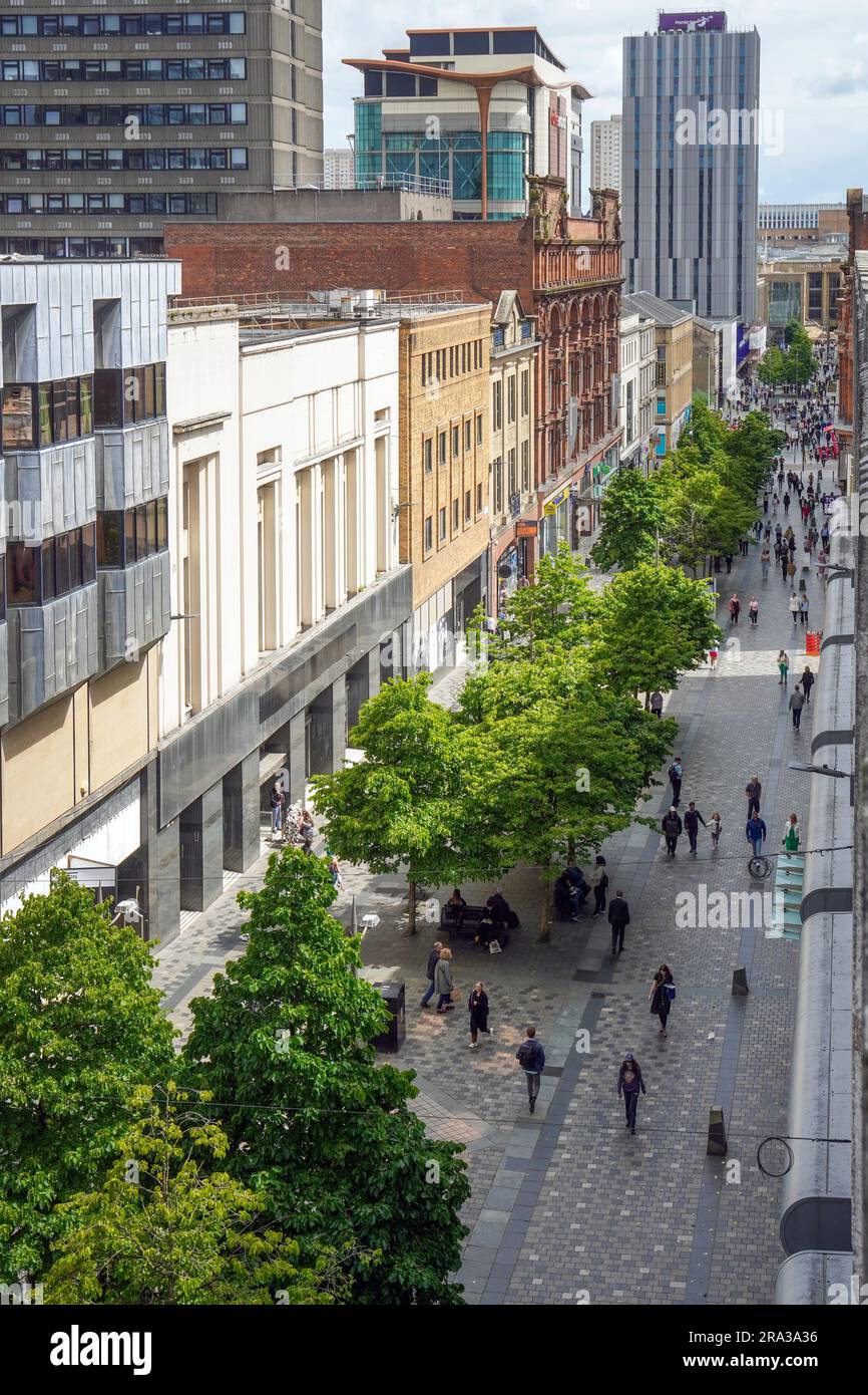Blick nach Osten auf Sauchiehall Street, Glasgow mit Fußgängerzone und Einkaufsvierteln, Schottland, Großbritannien Stockfoto