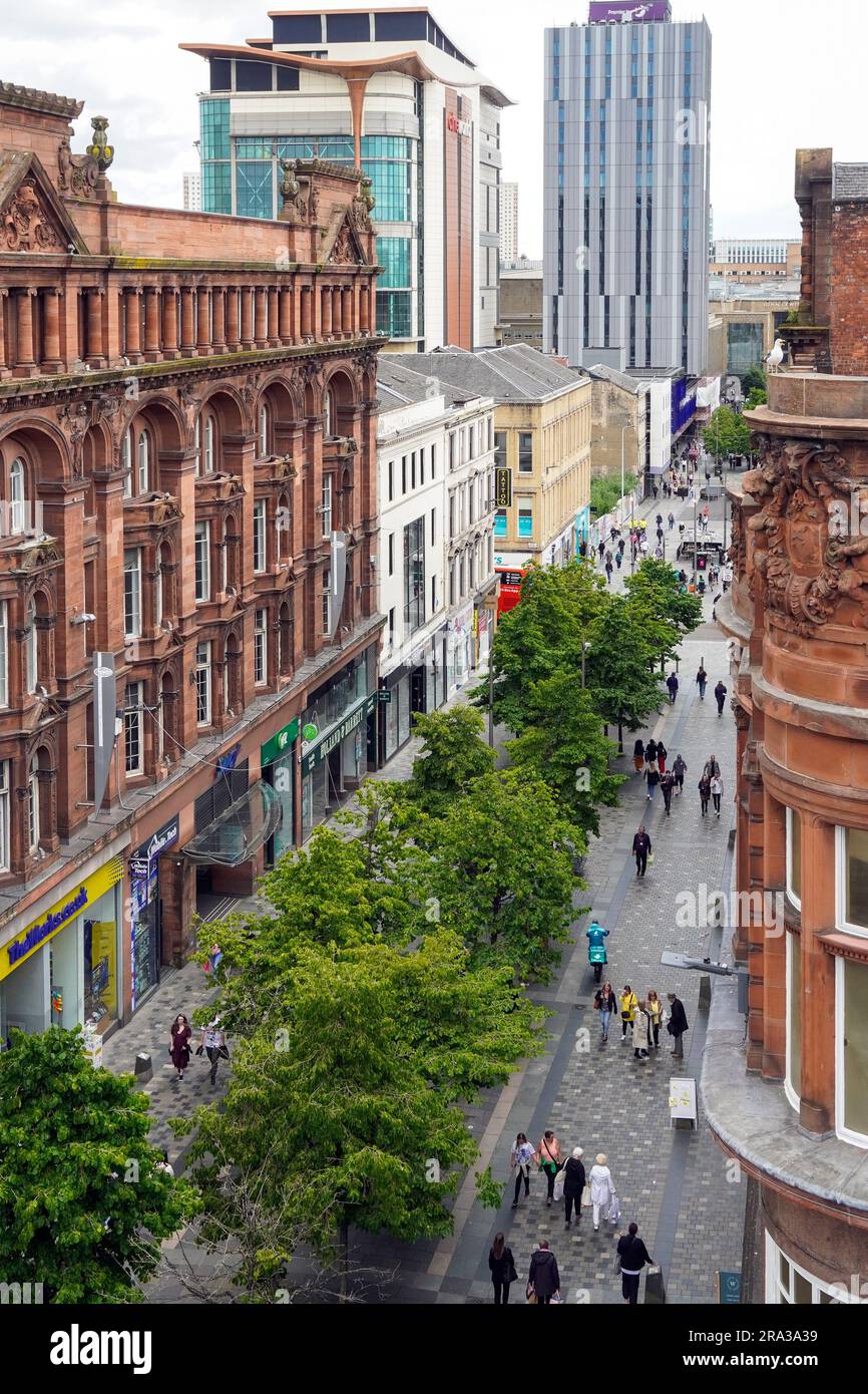 Blick nach Osten auf Sauchiehall Street, Glasgow mit Fußgängerzone und Einkaufsvierteln, Schottland, Großbritannien Stockfoto