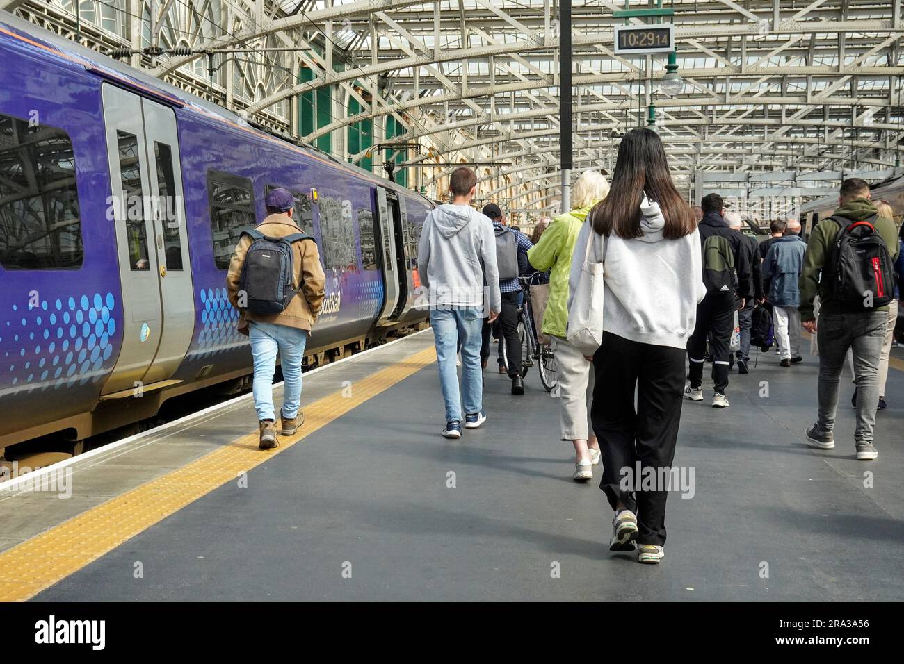 Passagiere, die einen Scotrail-Zug verlassen und auf dem Bahnsteig, Glasgow Central, Glasgow, Schottland, Großbritannien, laufen Stockfoto