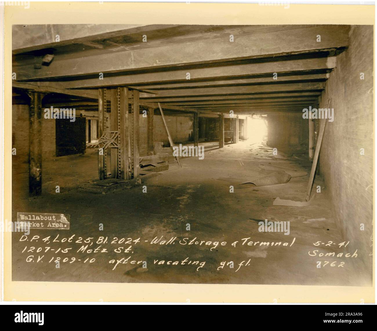 Foto des Wallabout Market, D.P. 4, Los 25, Gebäude 2024, 1207-15 Metz Street, Wand. Lagerterminal für Becken, G.V. 1209-10 nach der Verlegung, Erdgeschoss. Gesamtansicht des leeren Lagerplatzes mit verschiedenen Eingängen und Ballenhub; gedruckt von Negativ 1762.. Stockfoto