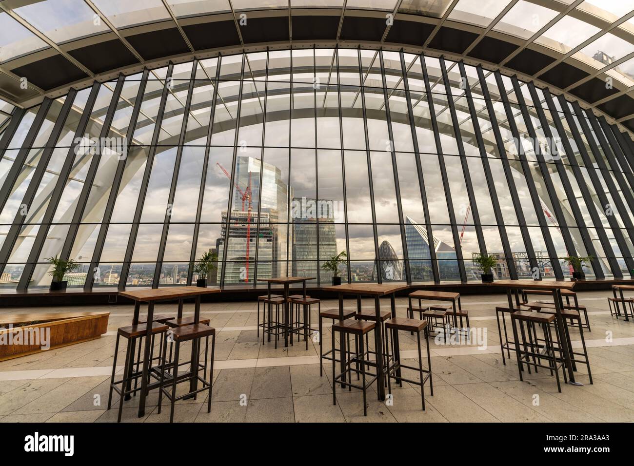 Der Sky Garden, Walkie Talkie Gebäude, 20 Fenchurch Street. Ein modernes Glashochhaus in London mit Blick auf die Skyline, Bars und einer Terrasse. Stockfoto