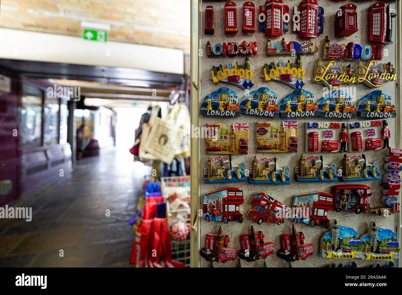 Souvenirs von Londons Wahrzeichen, darunter rote Doppeldeckerbusse, berühmte Telefonzellen, London Eye und Westminster im Souvenir Shop am Tower of London. Stockfoto