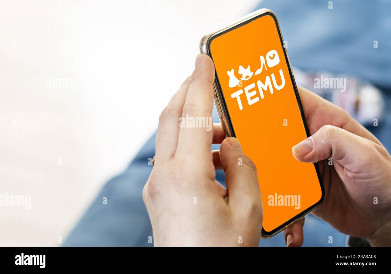 Boston, USA, März 2023: Weibliche Hände halten ein Telefon mit dem Temu-Logo auf dem Bildschirm. Temu ist eine Online-Marketplace-Site. Zur Veranschaulichung Stockfoto