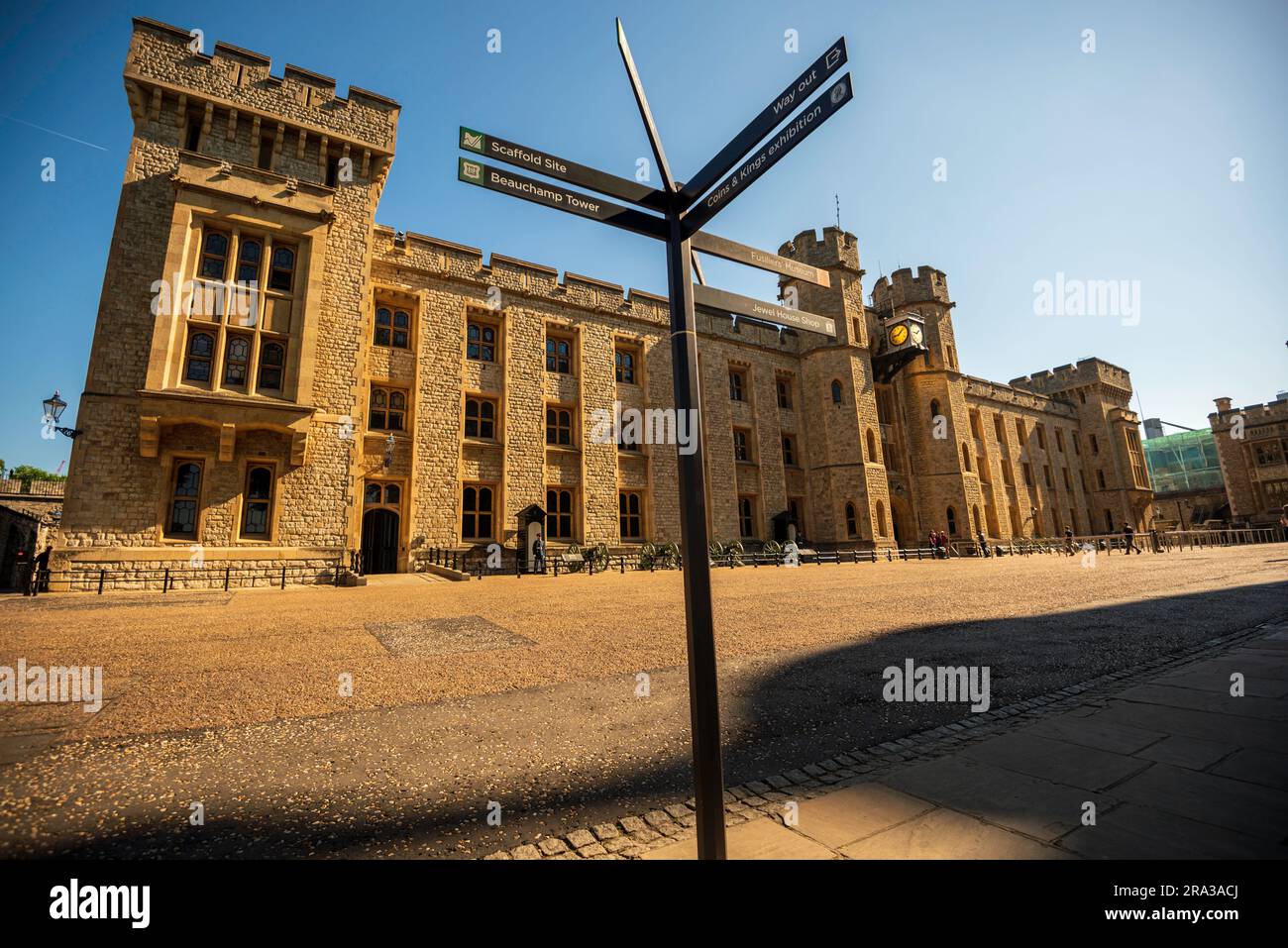 Der Tower of London mit Schild. Der Turm ist ein königlicher Palast, Schloss und Festung am Fuße der Tower Bridge auf der Themse. Top Attraktion! Stockfoto