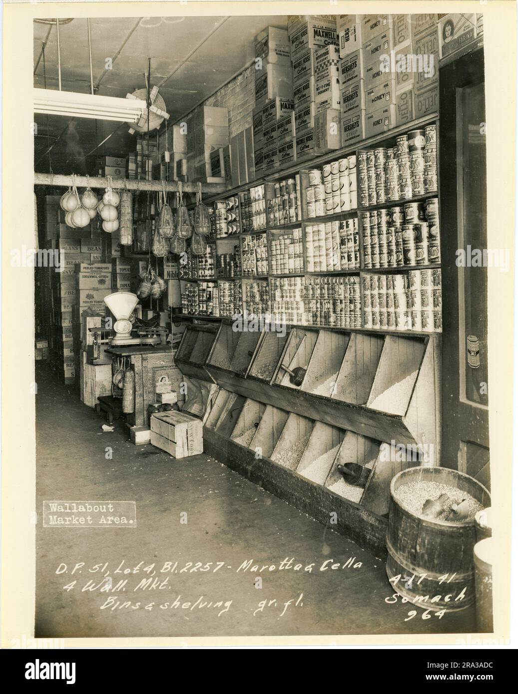 Foto des Innenraums von Los 4, Bl. 2257, 4 Wand. MKT., Behälter und Regale im Erdgeschoss von Marotta & Cella, D.P. 51. Stockfoto