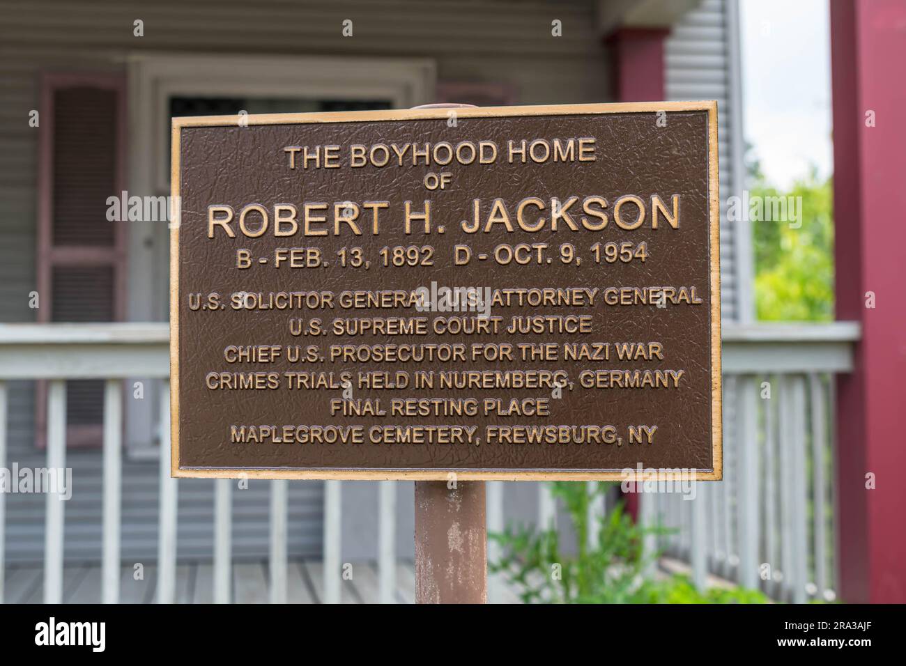 Eine historische Markierung an der Main Street für Robert H. Jackson, einen Anwalt aus Frewsburg, New York, USA Stockfoto