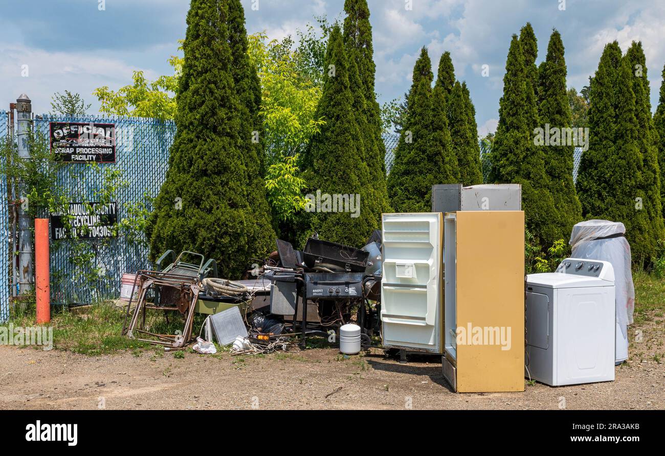 Alte Geräte vor einem Schrottplatz an der Main Street in Frewsburg, New York, USA Stockfoto