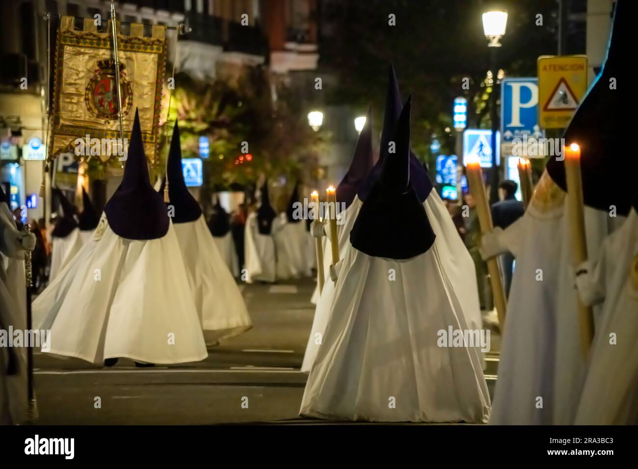 Madrid, Spanien Heilige Woche Semana Santa Prozessionen. Religiöse Paraden, Feiern mit religiösen Festwagen, Marschkapellen und traditioneller spanischer Kleidung. Stockfoto