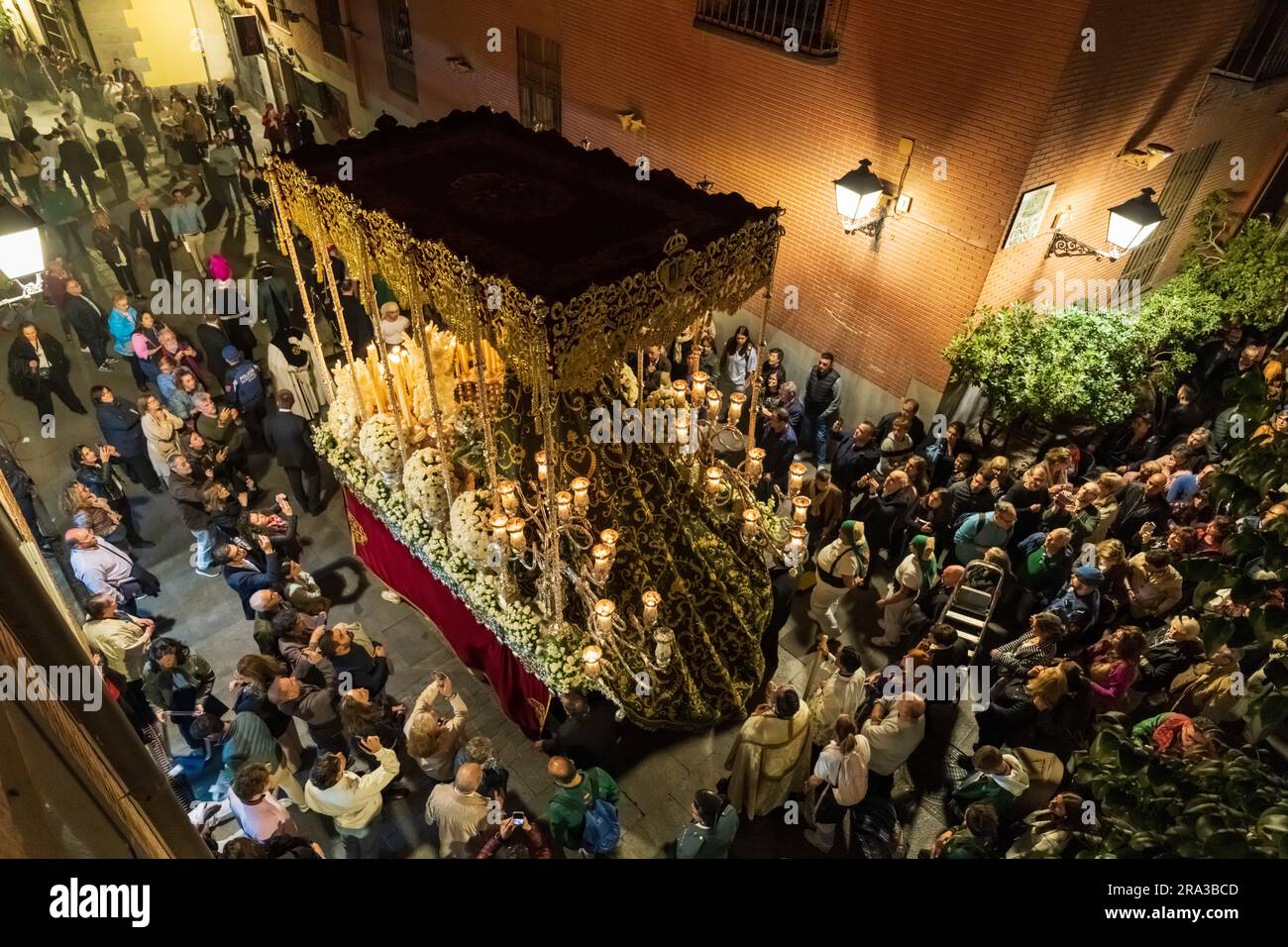 Osterfeier, Semana Santa Procession in Madrid, Spanien. Die Buße trägt den Paradewagen, bekannt als Pasos. Die Heilige Woche zieht Massen an, Spaß. Stockfoto