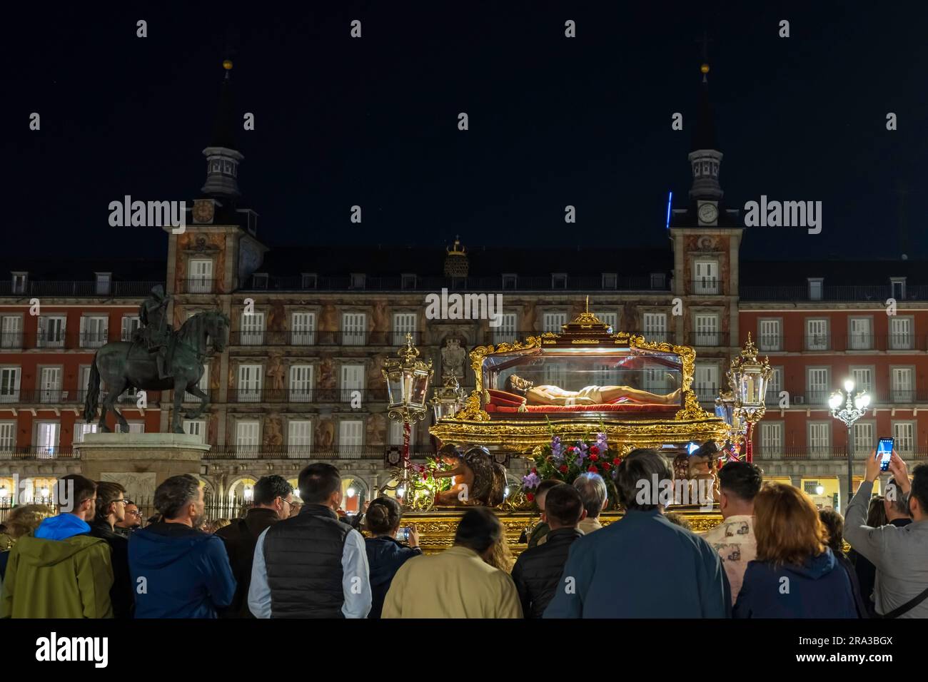 Plaza Mayor Madrid, Spanien Ostern, Heilige Woche Semana Santa Prozessionen. Religiöse Paraden, stadtweite Feiern mit Festwagen, Bands, Touristen und Kultur. Stockfoto