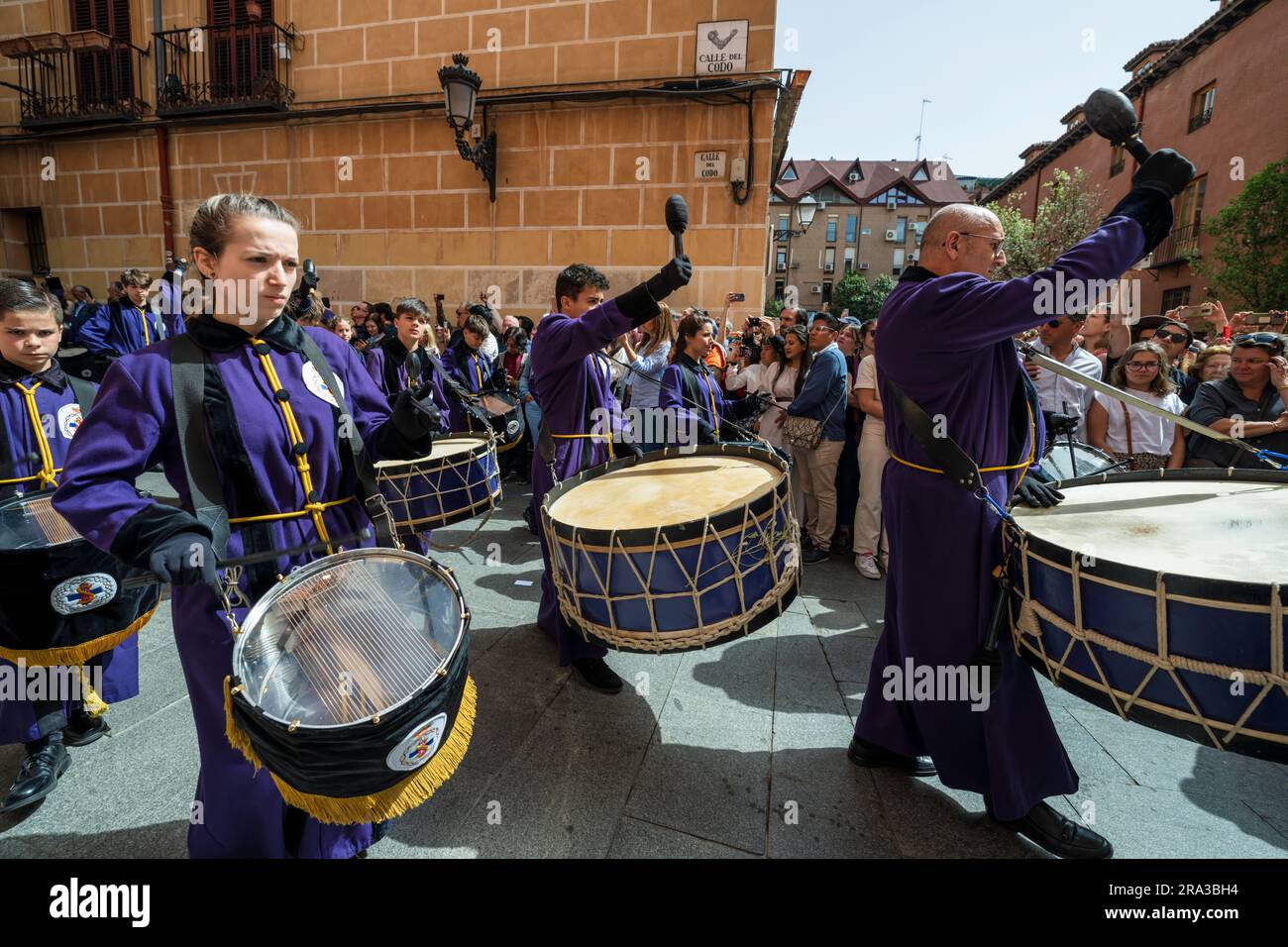 Die Heilige Woche, Semana Santa, Osterprozession in Madrid, Spanien. Die Tamborrada Trommelparade marschiert zur Plaza Mayor mit übergroßen Trommeln und Menschenmassen. Stockfoto