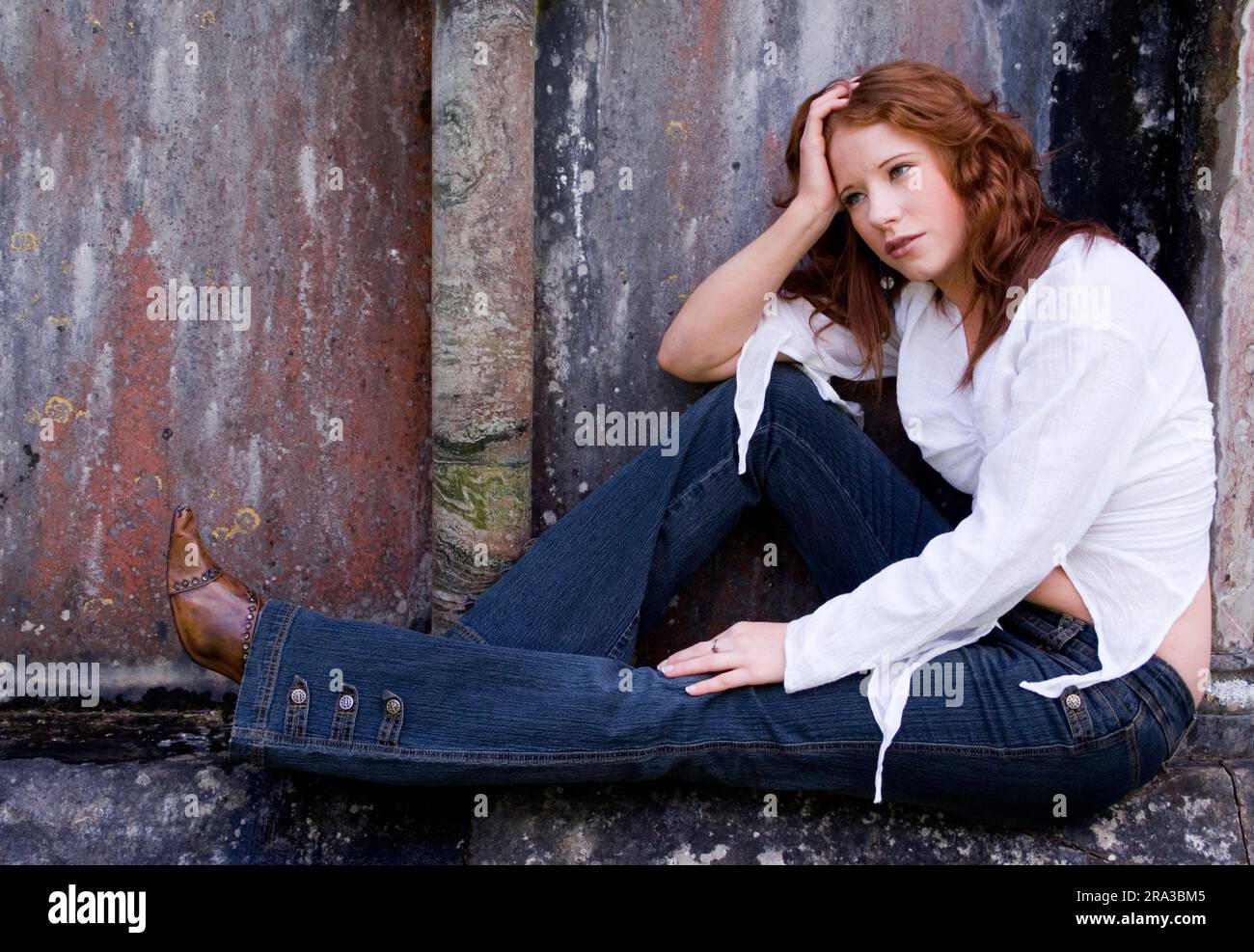 Junge irische Frau mit langen roten Haaren, entspannend Stockfoto