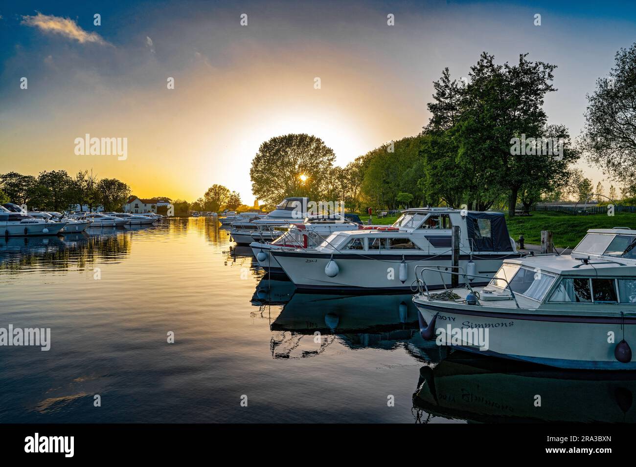 Boote auf dem Fluss Waveney at the Quay in Beccles at Sunset , Suffolk , England , UK Stockfoto