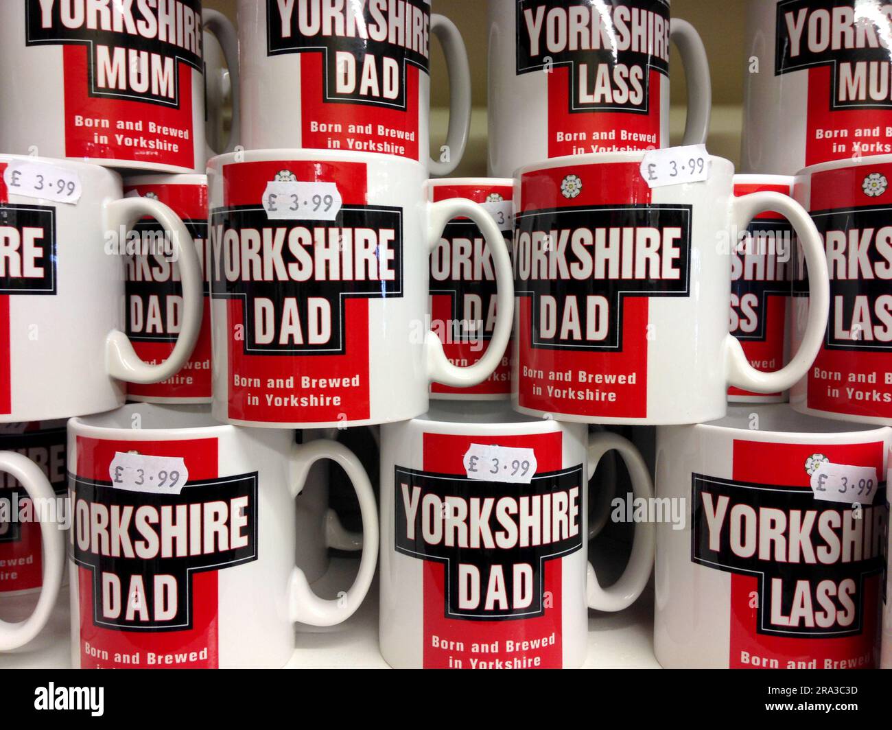 Souvenirbecher mit dem Markenzeichen Yorkshire Dad, basierend auf dem berühmten Yorkshire Tea Packet Design. Auch Yorkshire Mum Design. Fotografiert in einem Laden am Meer. Stockfoto