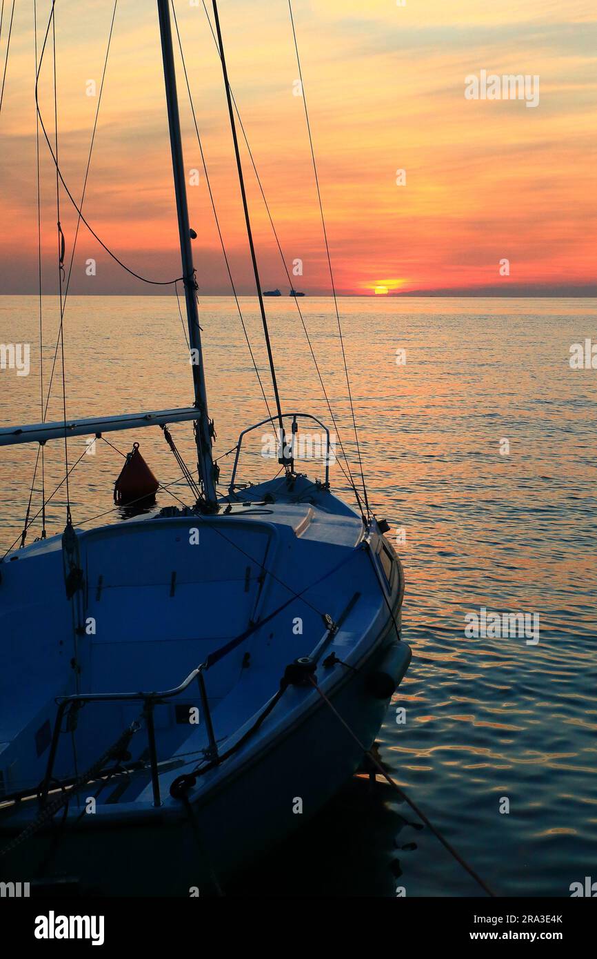 Tramonto sul Mare Adricatico con la prua rivolta verso il Sole morente Stockfoto