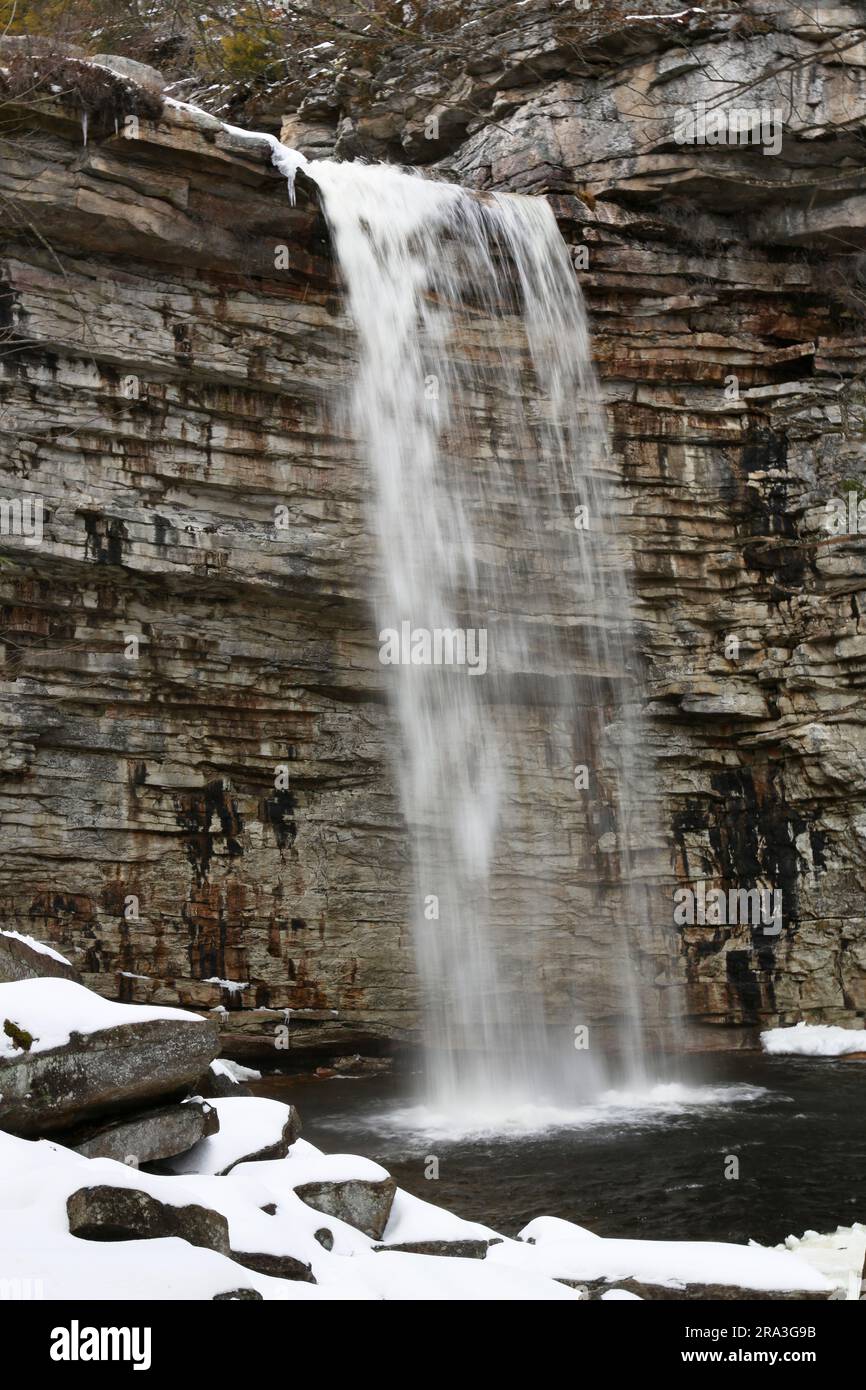 Winter schneebedeckte Wasserfälle im Minnewaska State Park New york New paltz Granit White Black Water Wanderung (atemberaubende Wasserfälle in den Shawangunks, A Stockfoto