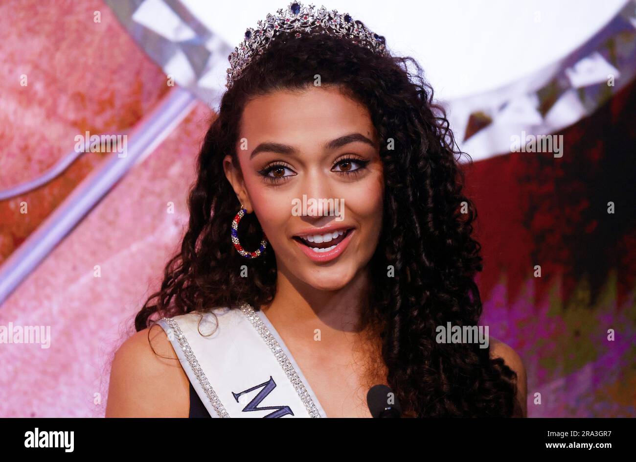 New York, Usa. 30. Juni 2023. Miss Teen USA Faron Medhi und Miss USA Morgan Romano beleuchten das Empire State Building zur Feier des 4. Juli am Freitag, den 30. Juni 2023 im Empire State Building in New York City. Foto: John Angelillo/UPI Credit: UPI/Alamy Live News Stockfoto