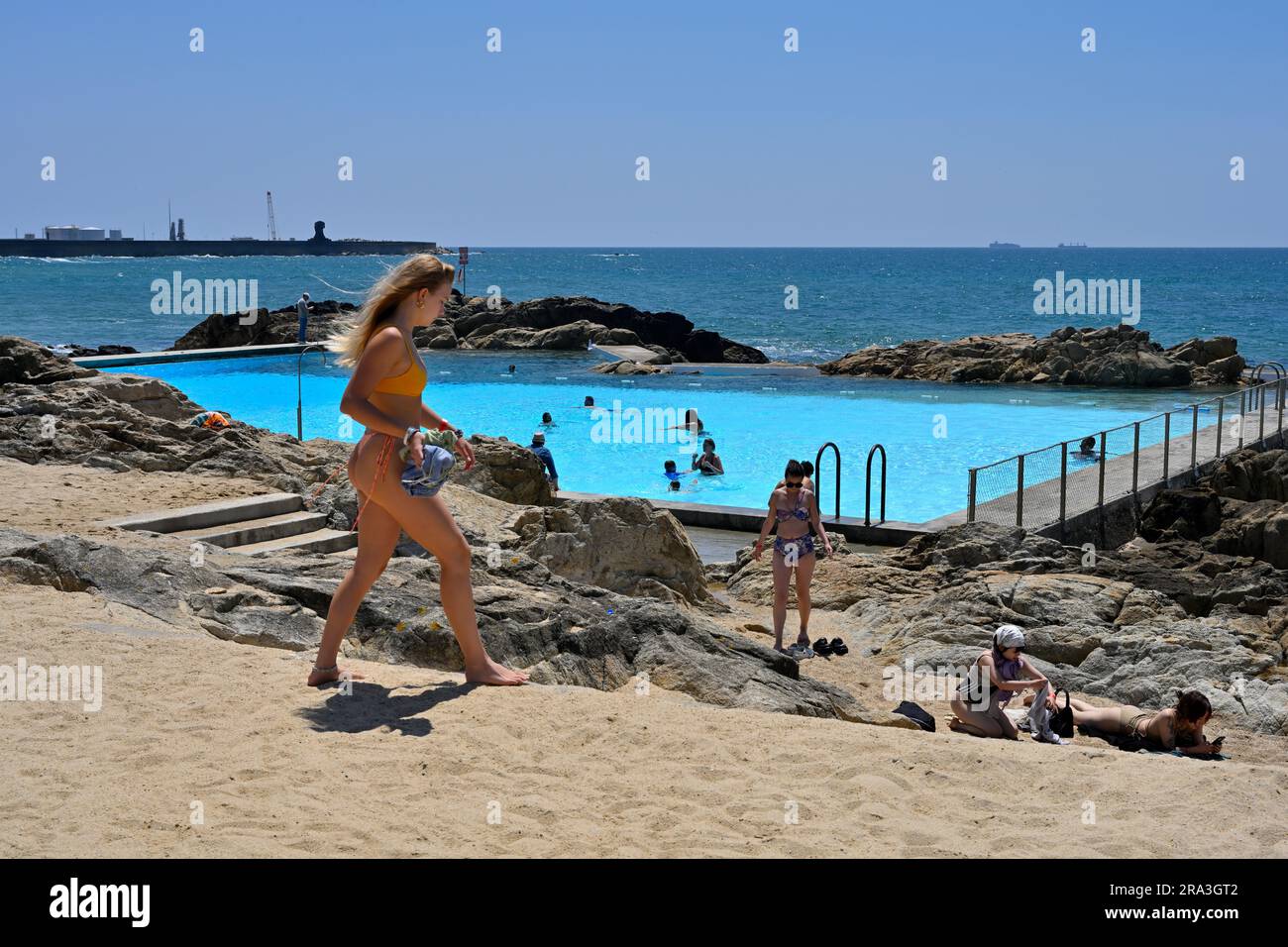 Das in den 1960er Jahren von Álvaro Siza Vieira entworfene Gezeitenwasser-Schwimmbad Piscina das Marés bietet eine sichere, warme Umgebung für die ganze Öffentlichkeit Stockfoto