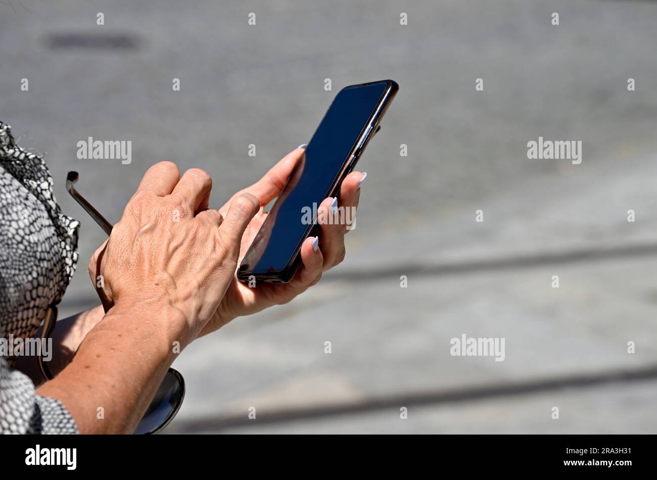 Frau, die ein Smartphone in der Hand hält Stockfoto