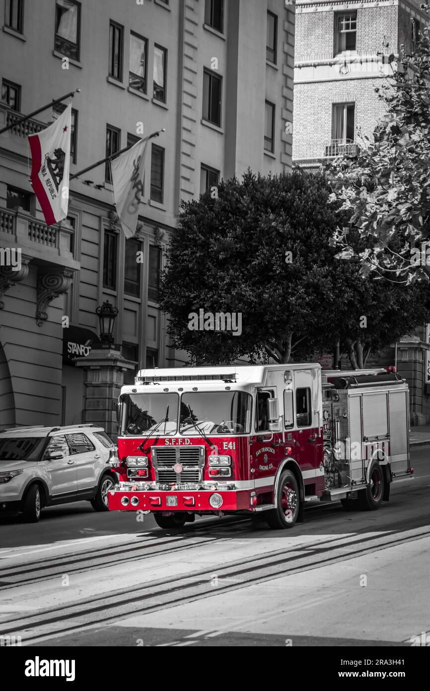 Feuerwehrwagen fahren bergab in San Francisco Poster in selektiver Farbe Stockfoto