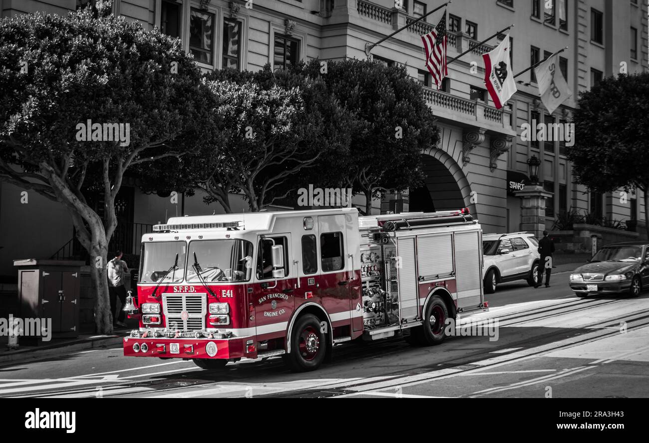 Feuerwehrwagen fahren bergab in San Francisco Poster in selektiver Farbe Stockfoto