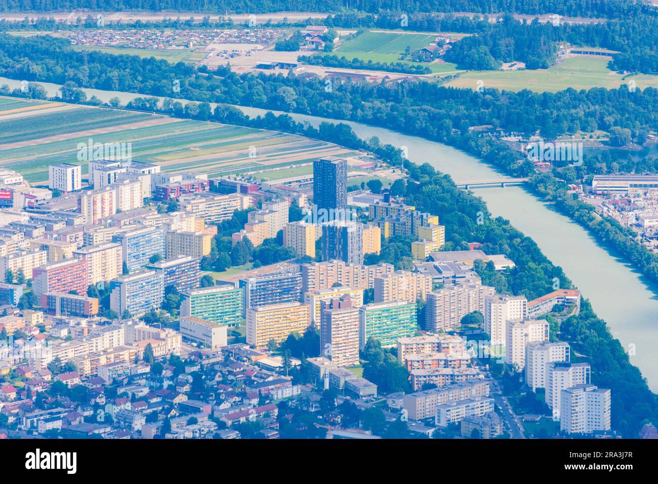 Innsbruck: Wohngebäude im ehemaligen Olympischen Dorf (Olympisches Dorf), River Inn in der Region Innsbruck, Tirol, Tirol, Österreich Stockfoto