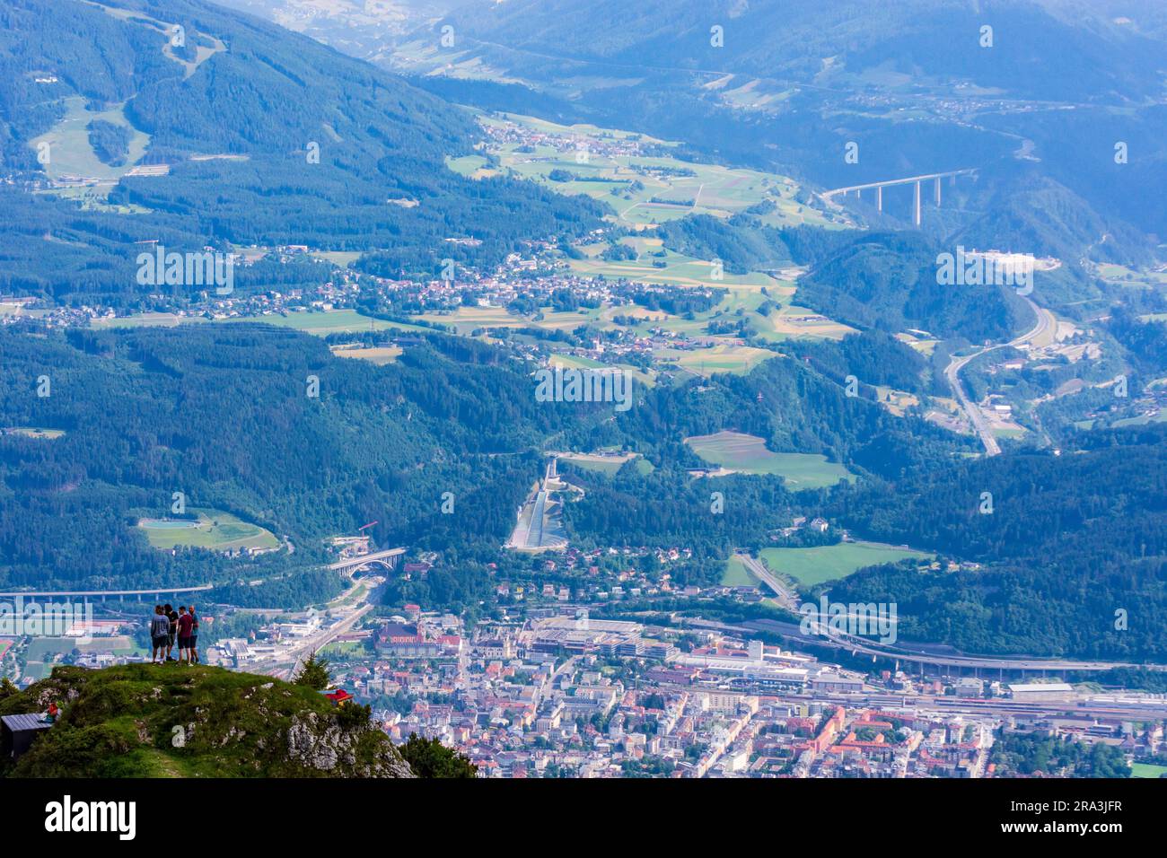 Innsbruck: Blick von der Seegrube auf die Nordkette (Inntalkette) bis zur Innsbrucker Stadt, Wanderung, Europabrücke der Autobahn Brennera Stockfoto