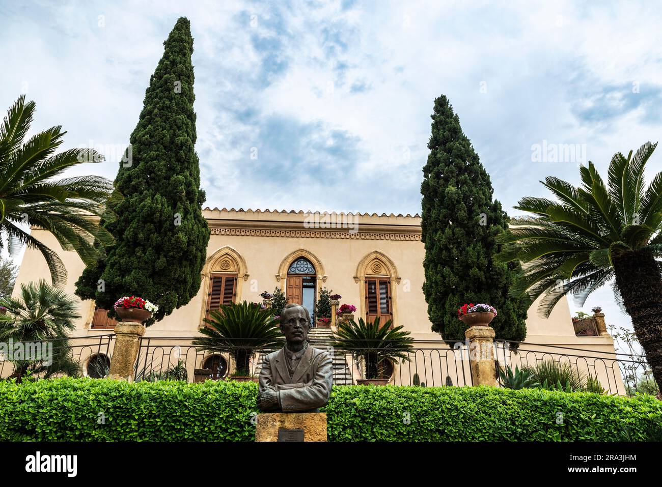 Bronzestatue von Sir Alexander Hardcastle in der Villa Aurea im Tal der Tempel, Agrigento, Sizilien, Italien Stockfoto