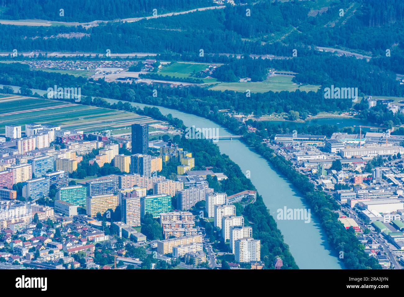 Innsbruck: Wohngebäude im ehemaligen Olympischen Dorf (Olympisches Dorf), River Inn in der Region Innsbruck, Tirol, Tirol, Österreich Stockfoto