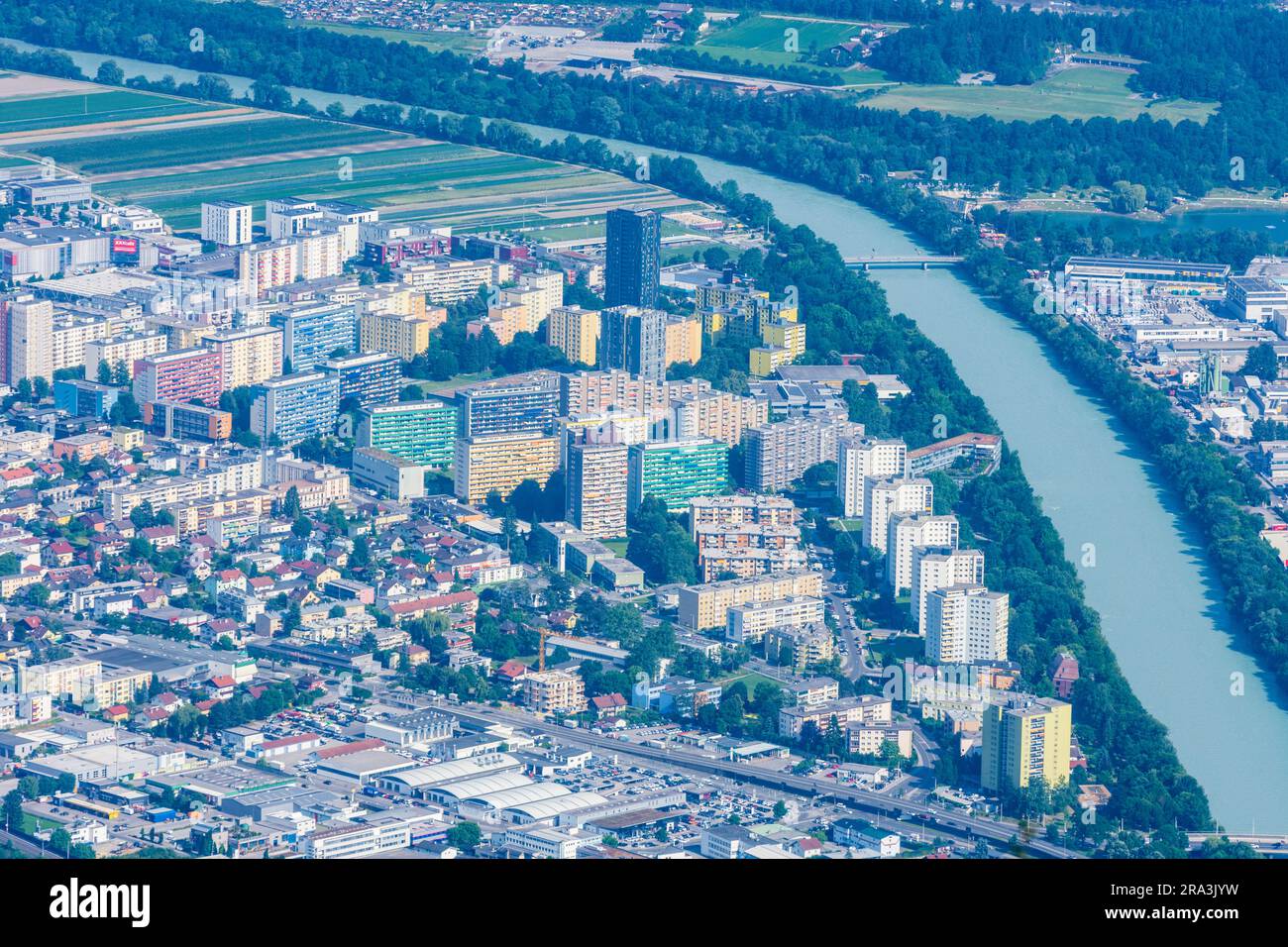 Innsbruck: Wohngebäude im ehemaligen Olympischen Dorf (Olympisches Dorf), River Inn in der Region Innsbruck, Tirol, Tirol, Österreich Stockfoto