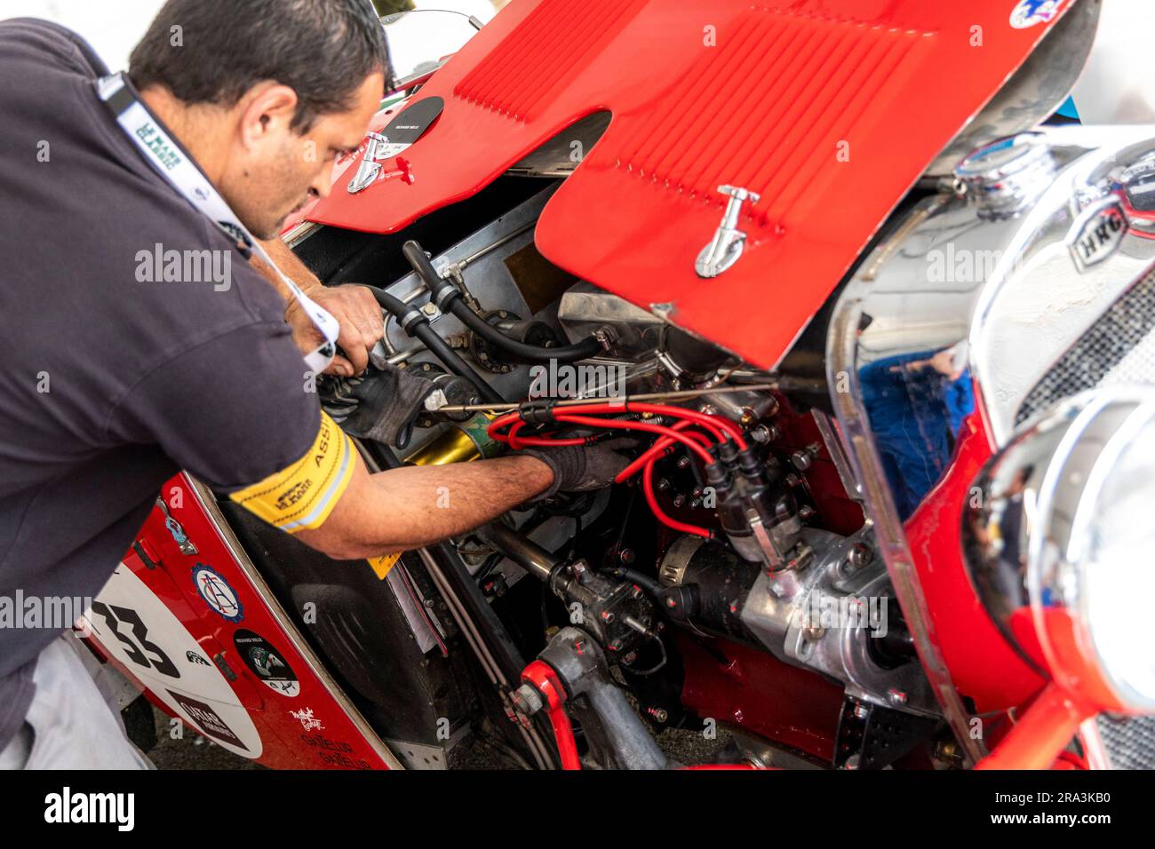 Le Mans, Frankreich. 30. Juni 2023. 33 EGURREGUY (Fra), JULIEN (Fra), HRG 1500 1938, mecaniciens mecaniciens mechanics, Paddock während der Le Mans Classic 2023 vom 1. Bis 3. Juli 2023 auf dem Circuit des 24 Heures du Mans, in Le Mans, Frankreich - Photo Paul Vaicle/DPPI Credit: DPPI Media/Alamy Live News Stockfoto