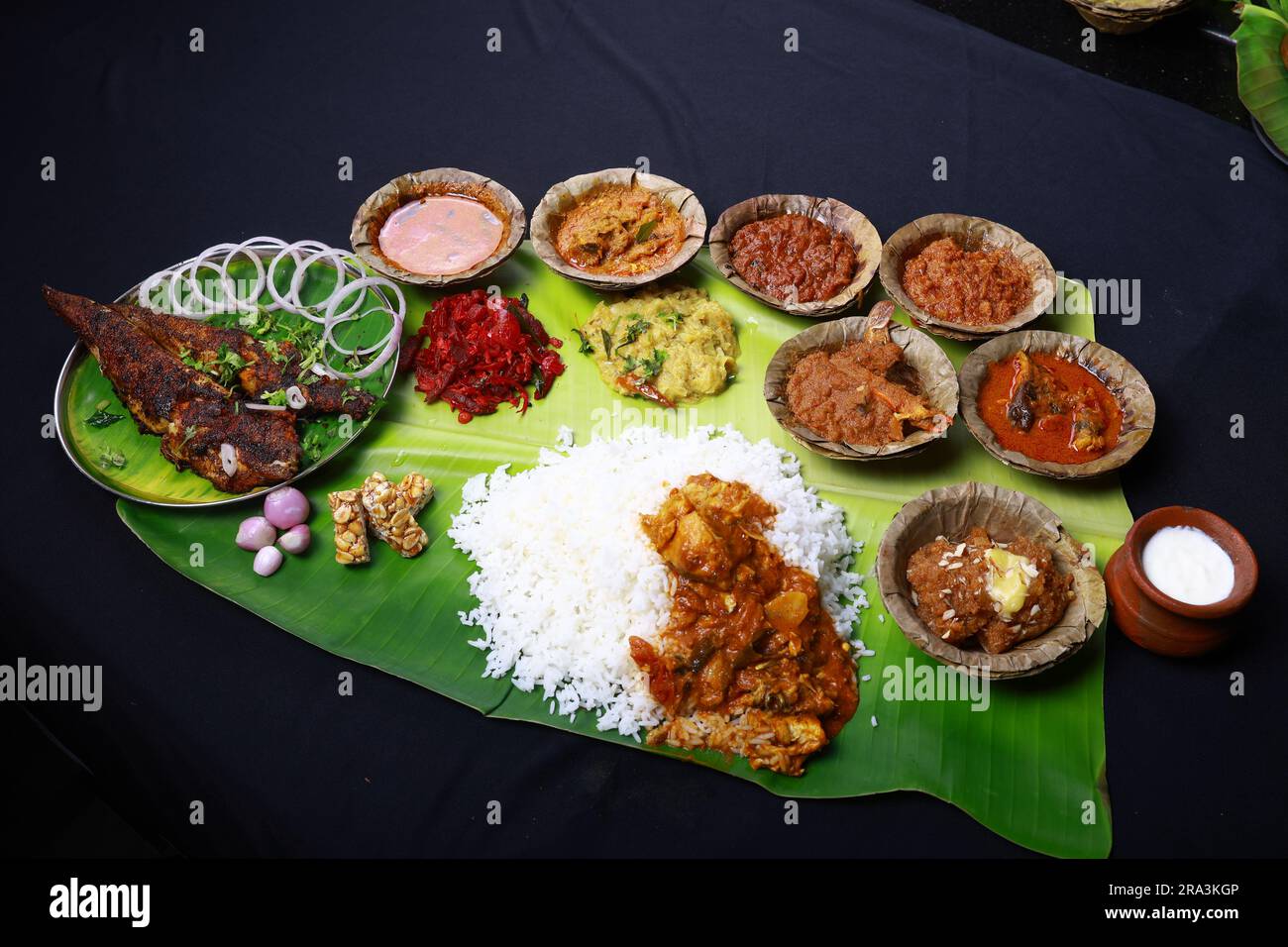 Nicht vegetarische Vollmahlenschale wunderschön auf einem rechteckigen schwarzen Teller angeordnet Stockfoto