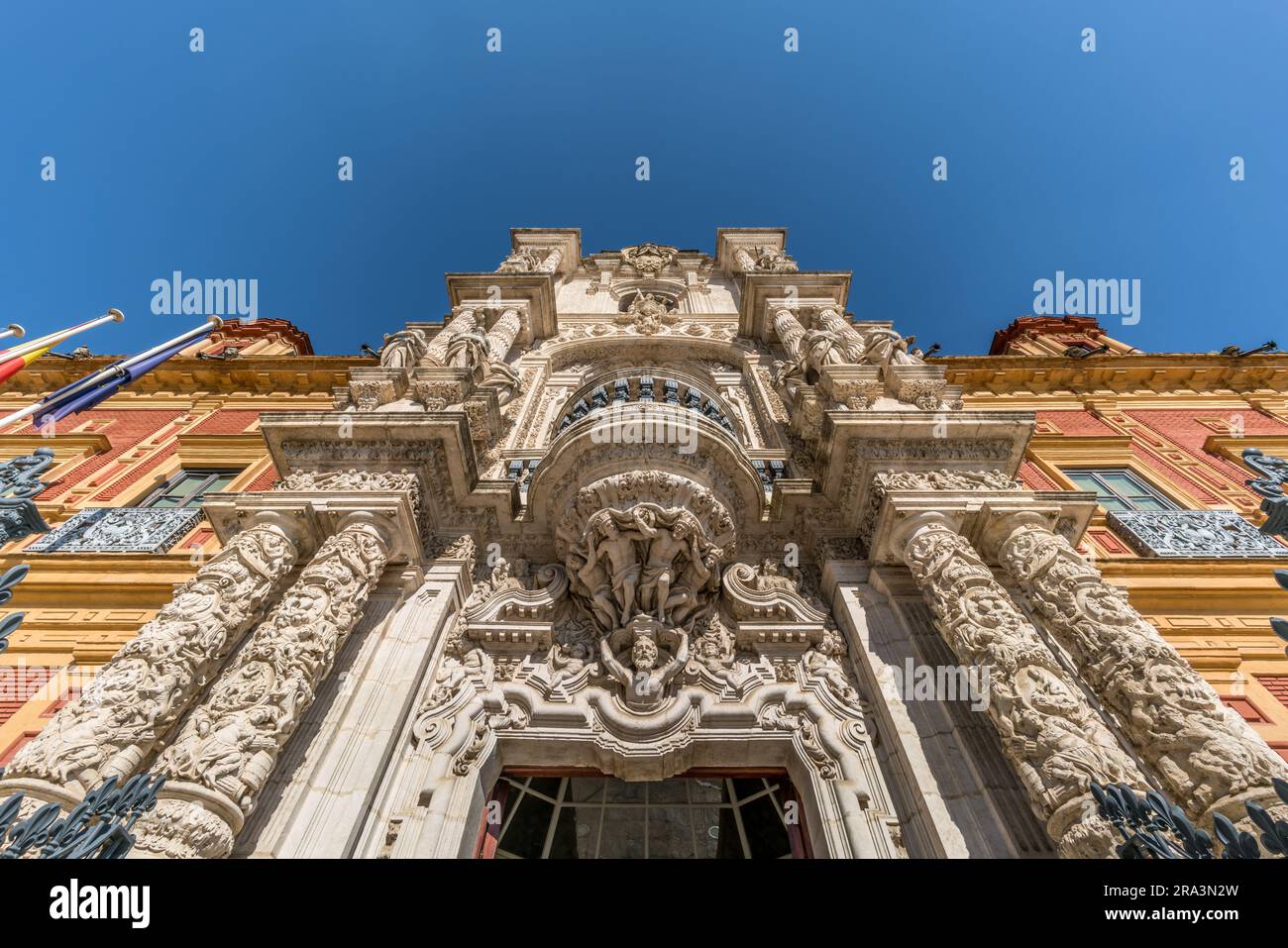 Sevilla, Spanien - 14. Juni 2023 : Palacio de San Telmo. Weitwinklige Fassadendetails. Stockfoto