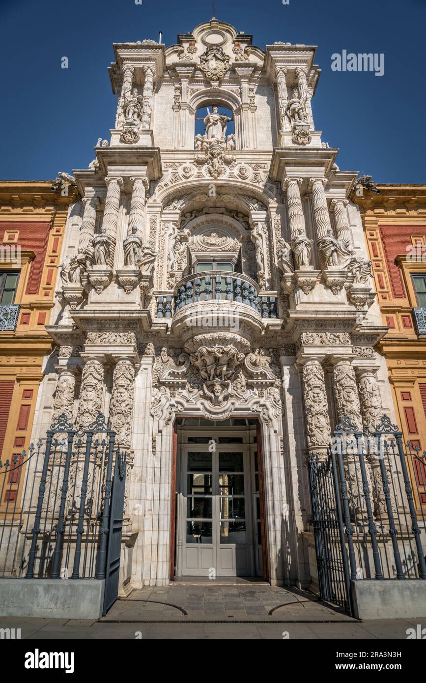 Sevilla, Spanien - 14. Juni 2023 : Palacio de San Telmo. Weitwinkelblick auf das Haupttor und die Fassadendekorationen auf Straßenebene. Stockfoto