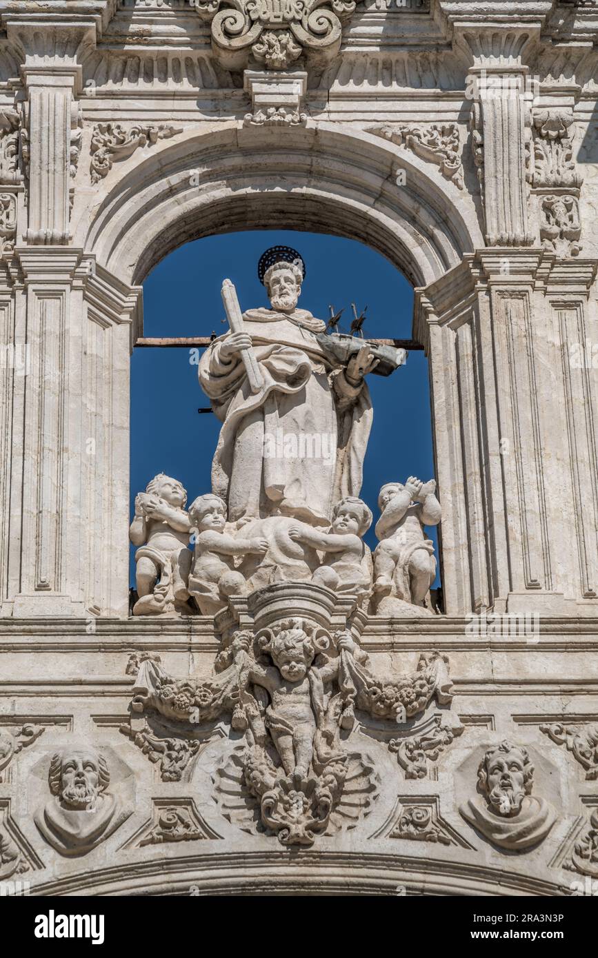 Sevilla, Spanien - 14. Juni 2023 : Palacio de San Telmo. Fassadenskulpturen und Ziergegenstände. Stockfoto